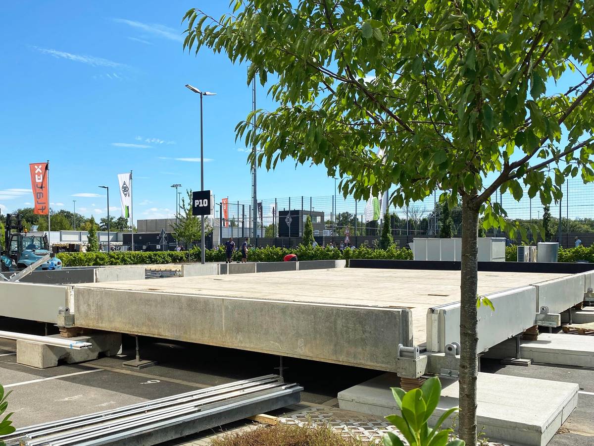 Im Borussia-Park in Mönchengladbach ist eine Baustelle entstanden. Dieses Foto vom 3. August 2022 zeigt den ehemaligen Parkplatz der Gladbach-Profis. Überall liegt Baumaterial herum.