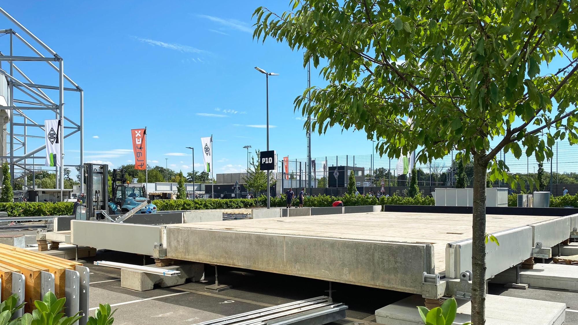 Im Borussia-Park in Mönchengladbach ist eine Baustelle entstanden. Dieses Foto vom 3. August 2022 zeigt den ehemaligen Parkplatz der Gladbach-Profis. Überall liegt Baumaterial herum.
