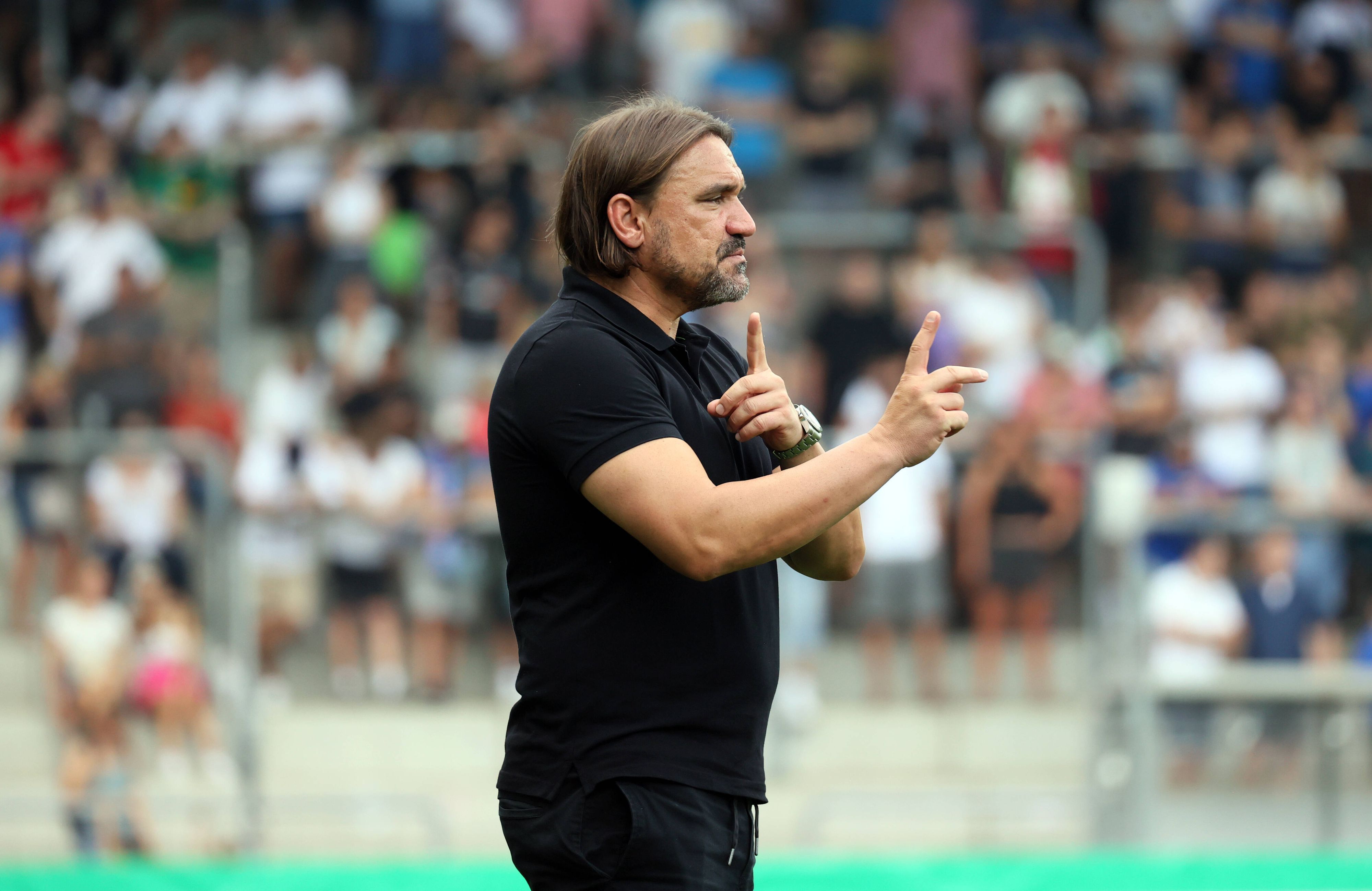 Gladbach-Trainer Daniel Farke, auf diesem Foto am 31. Juli 2022 am Rande der DFB-Pokal-Partie gegen SV Oberachern im Freiburger Dreisamstadion zu sehen. Farke gestikuliert mit den Händen und Fingern.