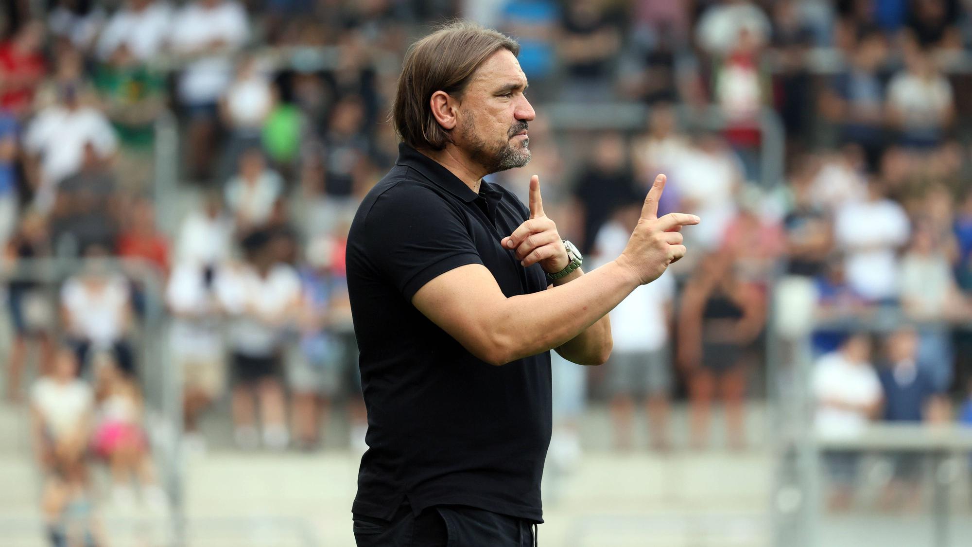 Gladbach-Trainer Daniel Farke, auf diesem Foto am 31. Juli 2022 am Rande der DFB-Pokal-Partie gegen SV Oberachern im Freiburger Dreisamstadion zu sehen. Farke gestikuliert mit den Händen und Fingern.