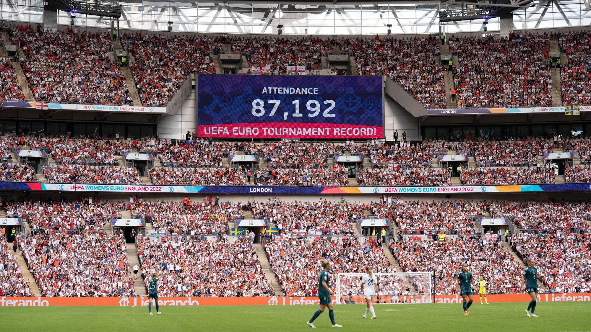 Die riesige Videotafel im Londoner Wembley-Stadion zeigt die Zuschauerzahl beim Finale der UEFA-Frauen-Europameisterschaft zwischen England und Deutschland (31. Juli 2022) an. Die Zahl 87.192 ist zu sehen.