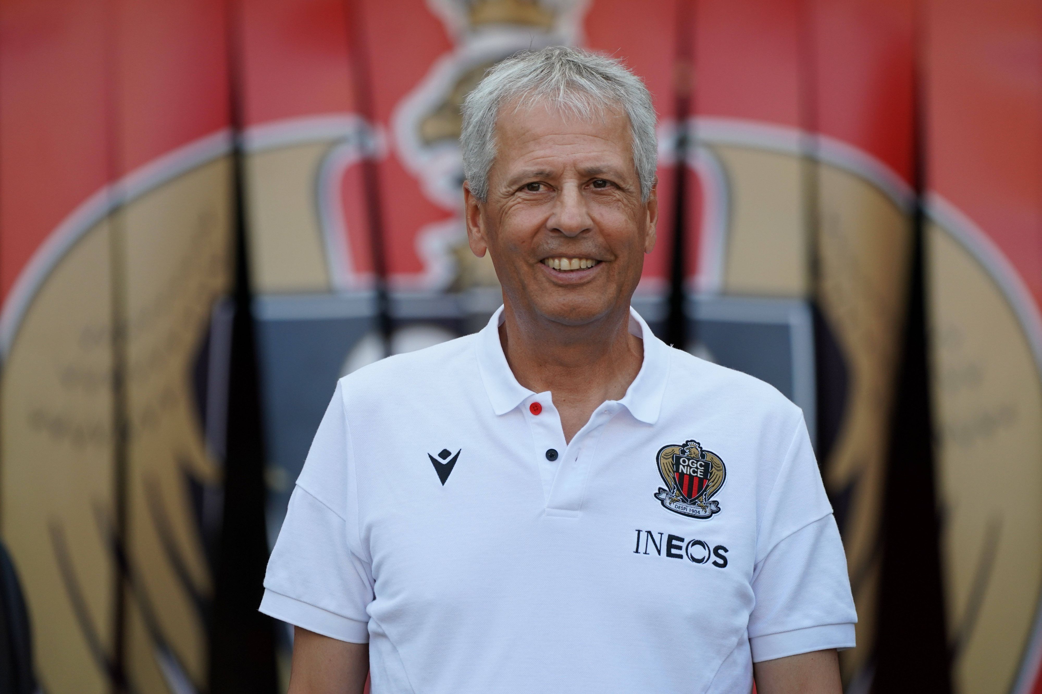 Lucien Favre, Trainer von OGC Nizza und Ex-Coach von Borussia Mönchengladbach, kann sich über einen prominenten Neuzugang für sein Team freuen. Das Foto zeigt den Schweizer am 30. Juli 2022 beim Freundschaftsspiel gegen den FC Turin in die Kamera lächelnd.