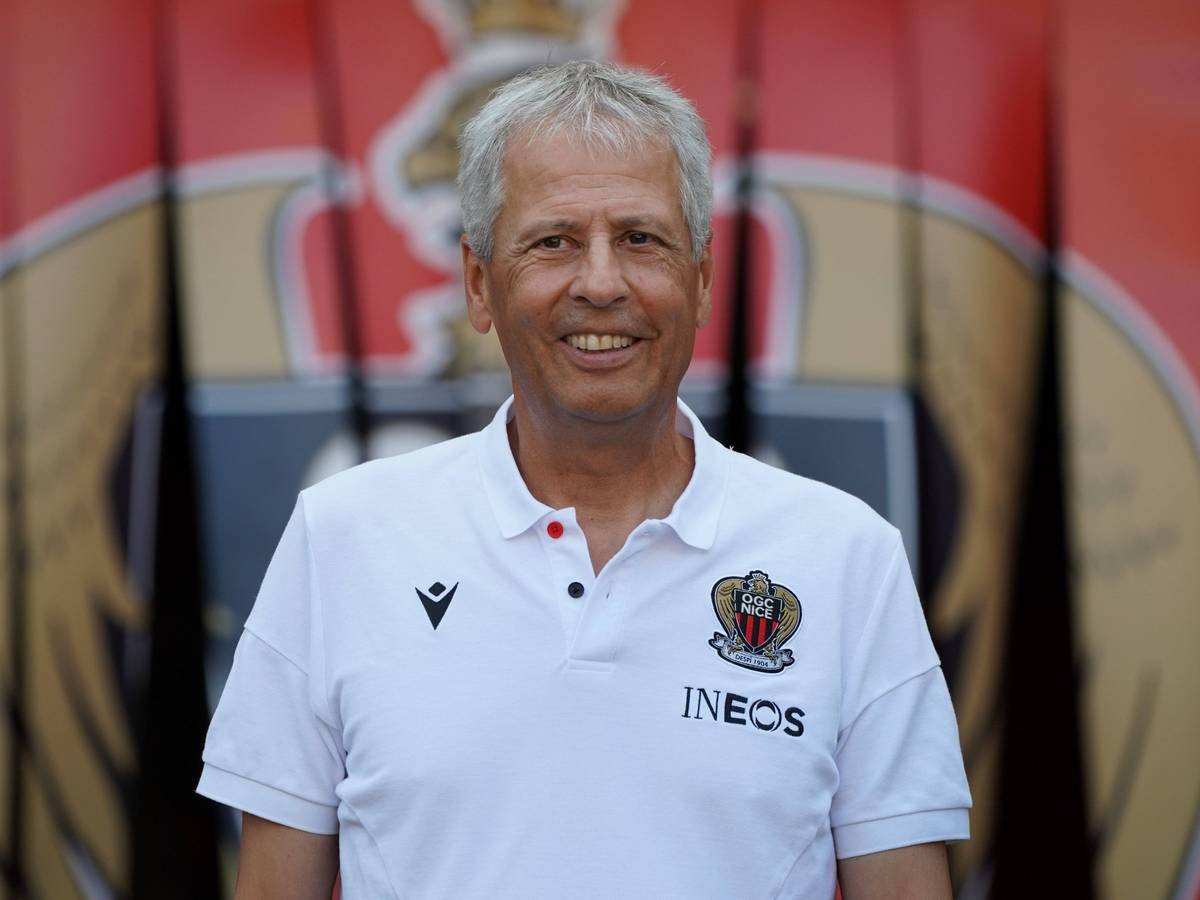 Lucien Favre, Trainer von OGC Nizza und Ex-Coach von Borussia Mönchengladbach, kann sich über einen prominenten Neuzugang für sein Team freuen. Das Foto zeigt den Schweizer am 30. Juli 2022 beim Freundschaftsspiel gegen den FC Turin in die Kamera lächelnd.