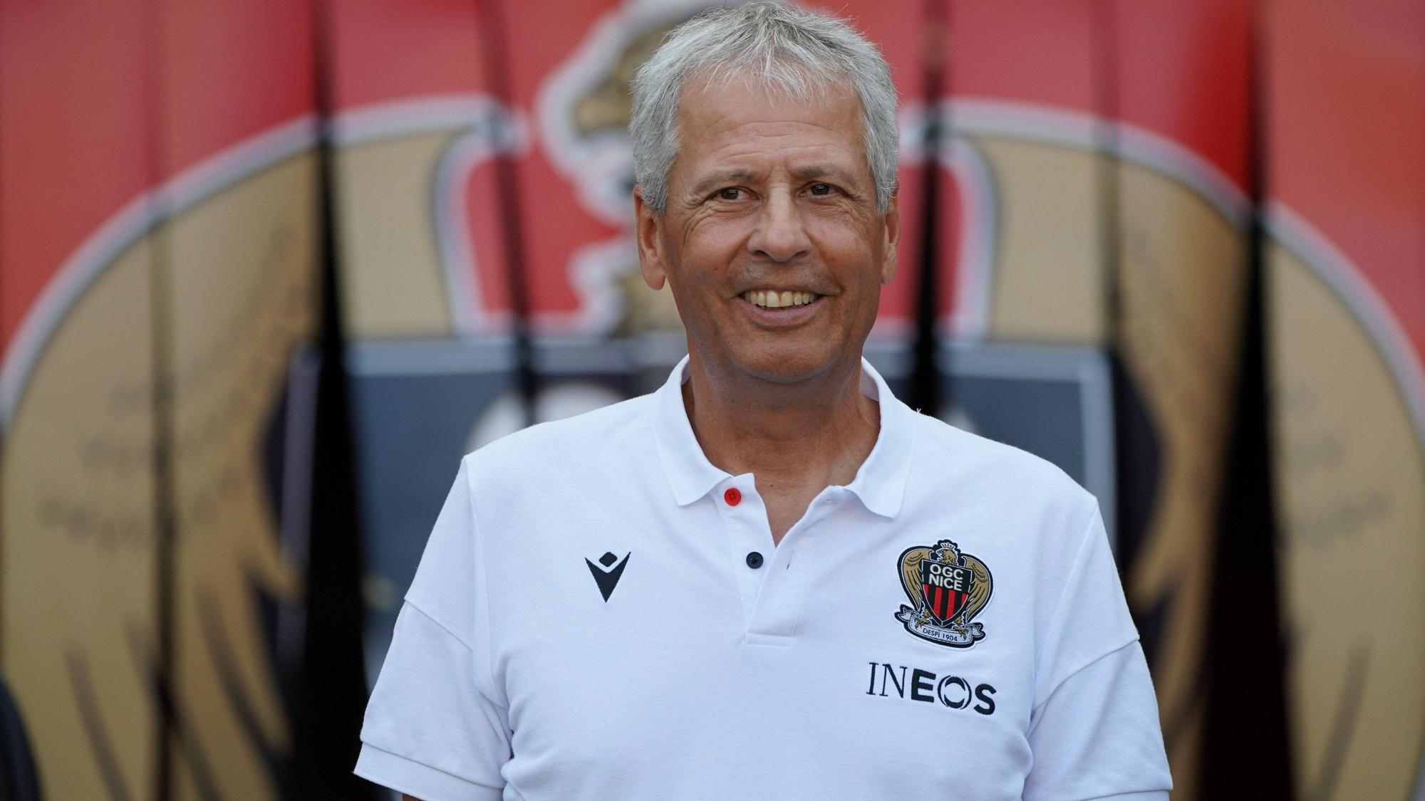 Lucien Favre, Trainer von OGC Nizza und Ex-Coach von Borussia Mönchengladbach, kann sich über einen prominenten Neuzugang für sein Team freuen. Das Foto zeigt den Schweizer am 30. Juli 2022 beim Freundschaftsspiel gegen den FC Turin in die Kamera lächelnd.