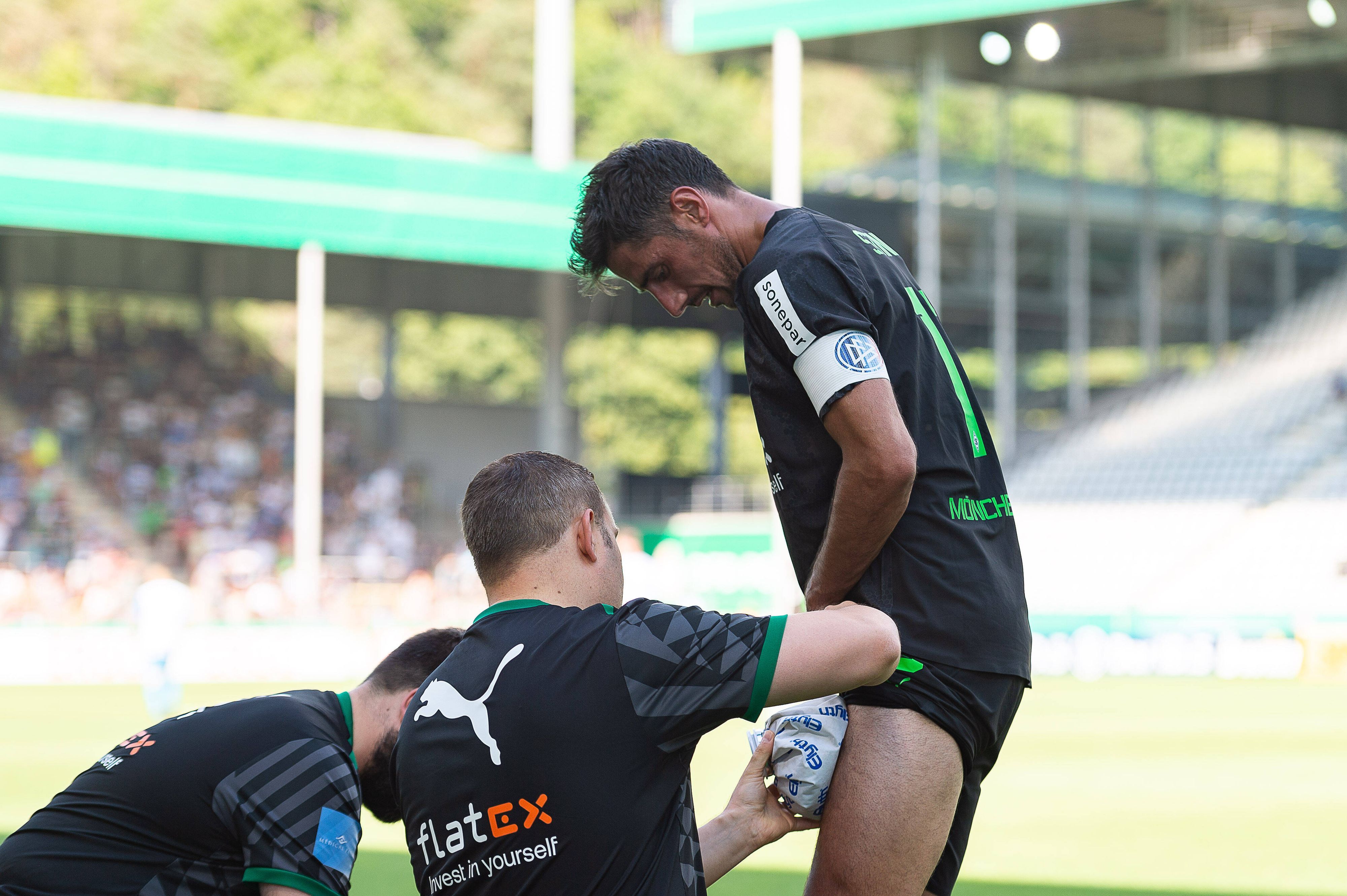 Lars Stindl, Kapitän von Borussia Mönchengladbach, verpasst den Bundesliga-Auftakt seines Teams verletzungsbedingt. Das Foto zeigt ihn während des DFB-Pokal-Spiels beim SV Oberachern am 31. Juli 2022 bei einer Behandlungspause an der Seitenlinie.