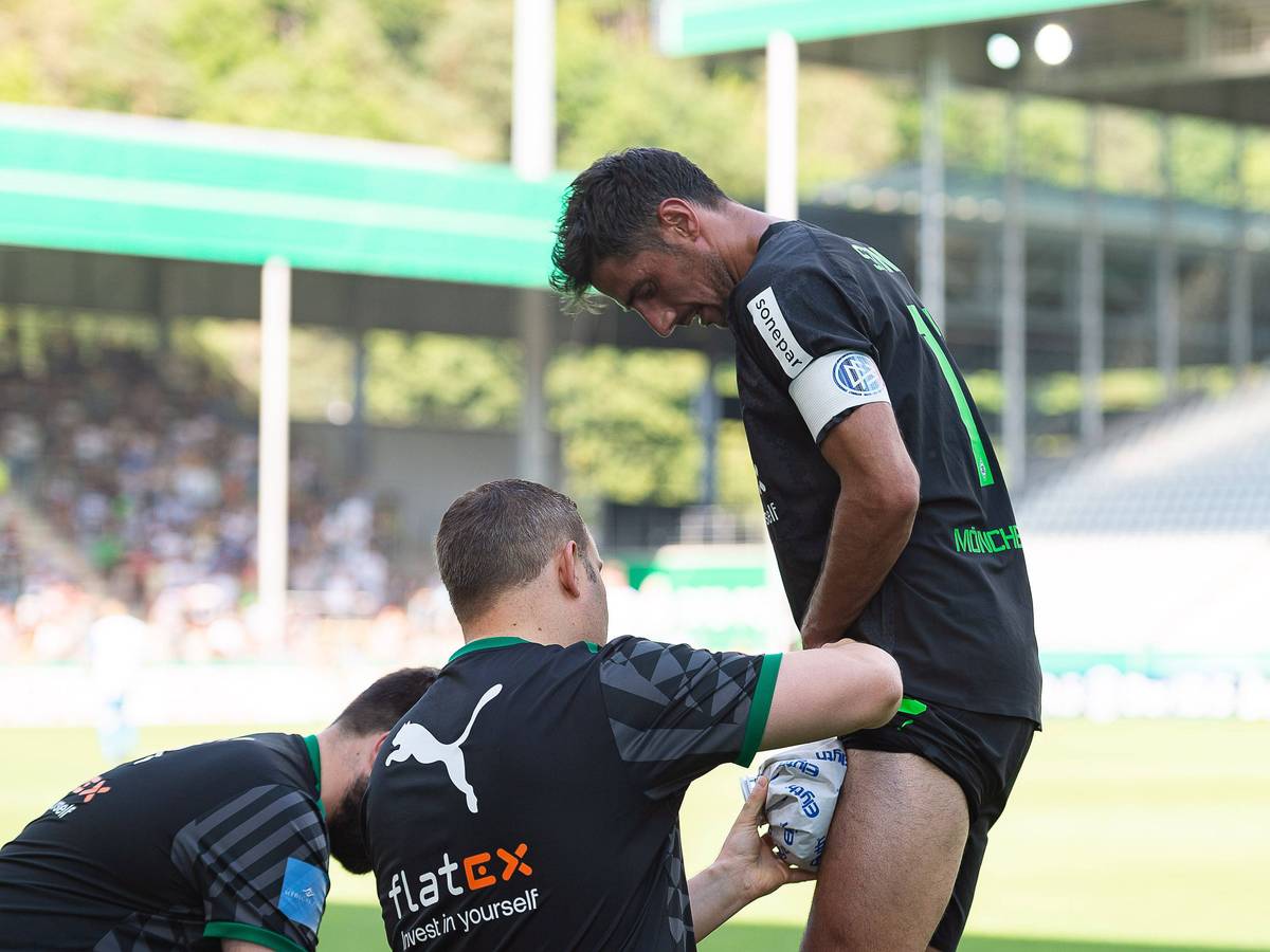 Lars Stindl, Kapitän von Borussia Mönchengladbach, verpasst den Bundesliga-Auftakt seines Teams verletzungsbedingt. Das Foto zeigt ihn während des DFB-Pokal-Spiels beim SV Oberachern am 31. Juli 2022 bei einer Behandlungspause an der Seitenlinie.
