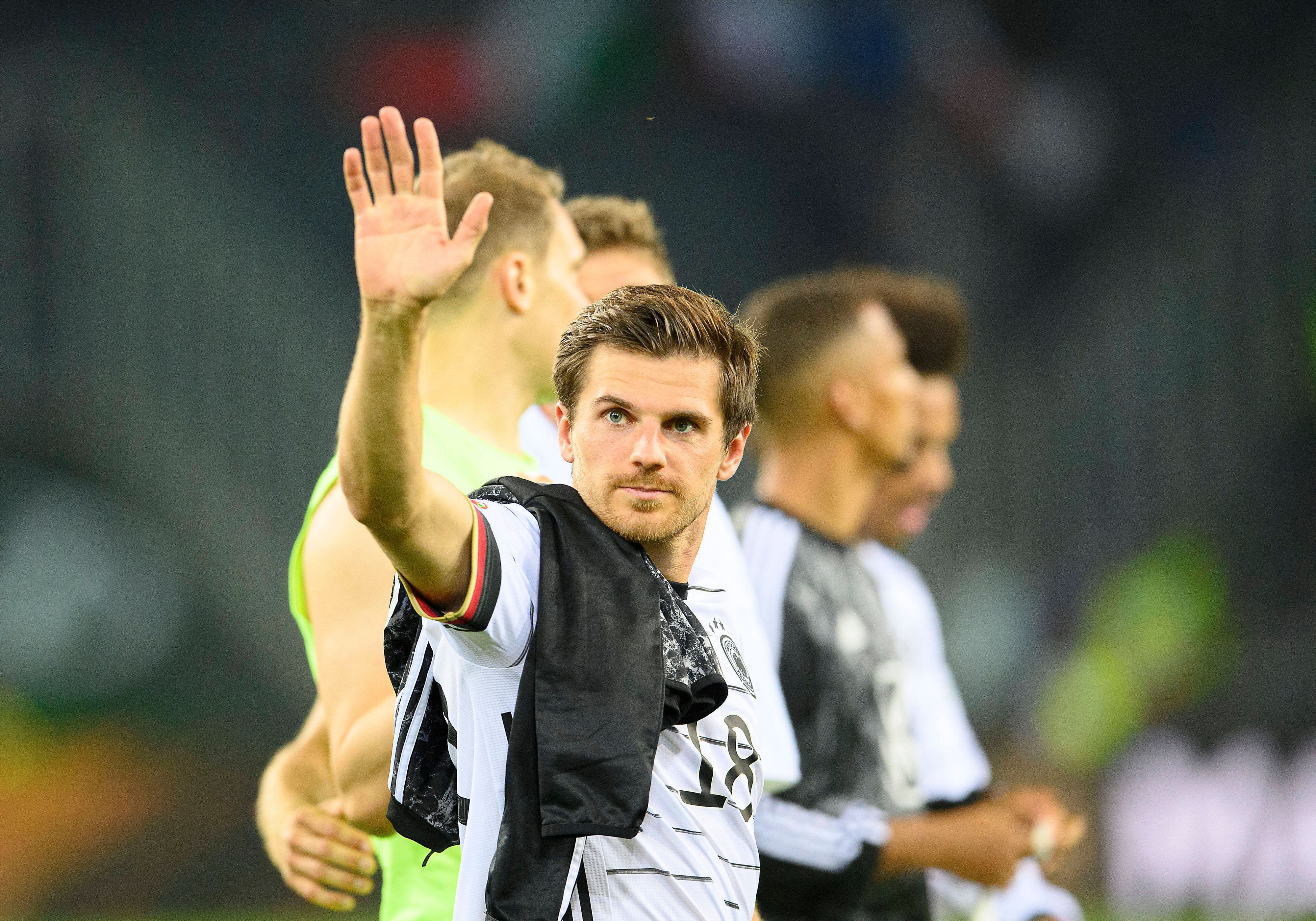DFB-Nationalspieler Jonas Hofmann im Borussia-Park. Auf diesem Foto ist der Gladbach-Profi nach dem Deutschland-Sieg (5:2) in der UEFA Nations League gegen Italien (14. Juni 2022) zu sehen. Hofmann winkt bei der Ehrenrunde der DFB-Stars Richtung Publikum.