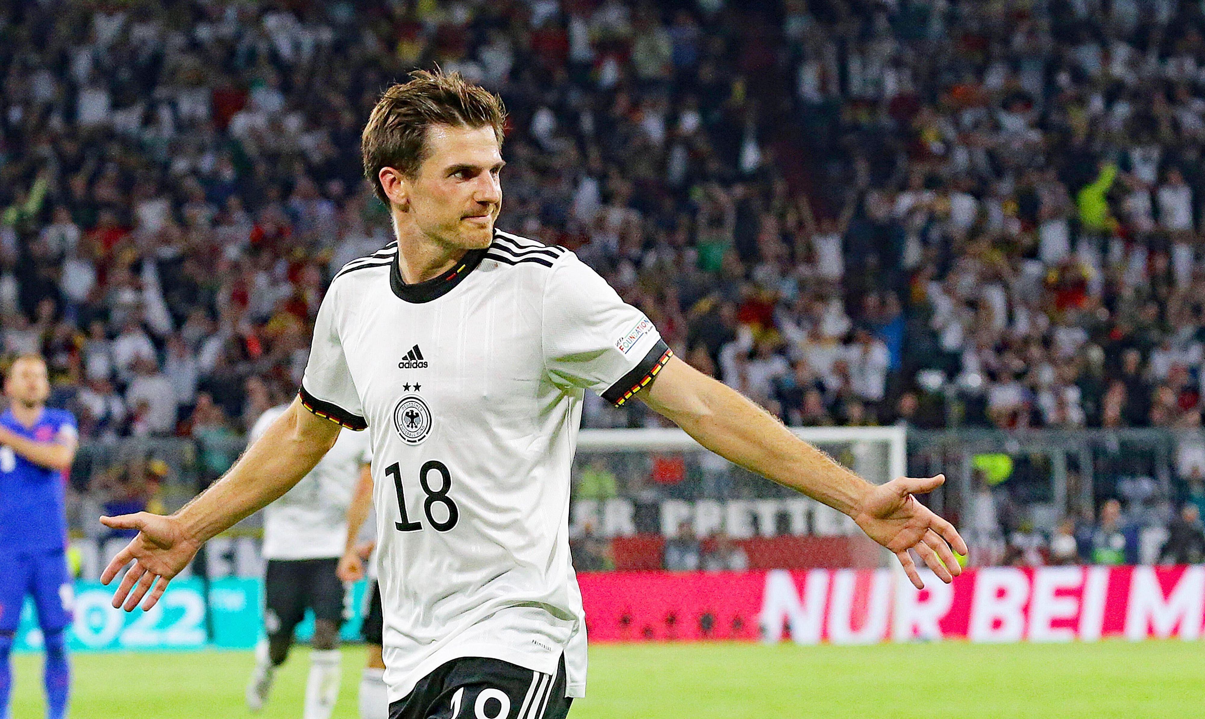 DFB-Nationalspieler und Profi bei Fußball-Bundesligist Borussia Mönchengladbach: Offensivakteur Jonas Hofmann, der hier seinen Treffer im UEFA-Nations-League-Duell gegen England (7. Juni 2022) in München bejubelt. Hofmann breitet die Arme aus.