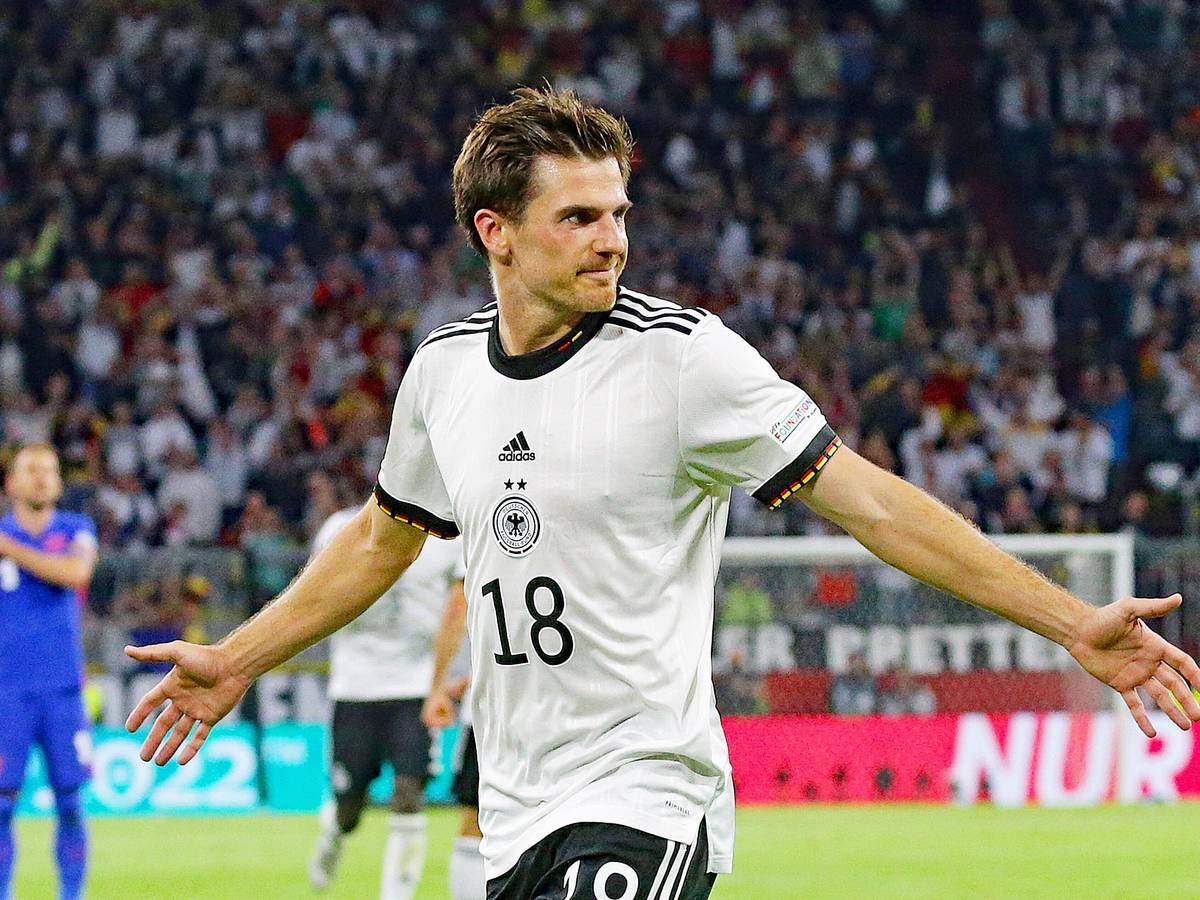 DFB-Nationalspieler und Profi bei Fußball-Bundesligist Borussia Mönchengladbach: Offensivakteur Jonas Hofmann, der hier seinen Treffer im UEFA-Nations-League-Duell gegen England (7. Juni 2022) in München bejubelt. Hofmann breitet die Arme aus.