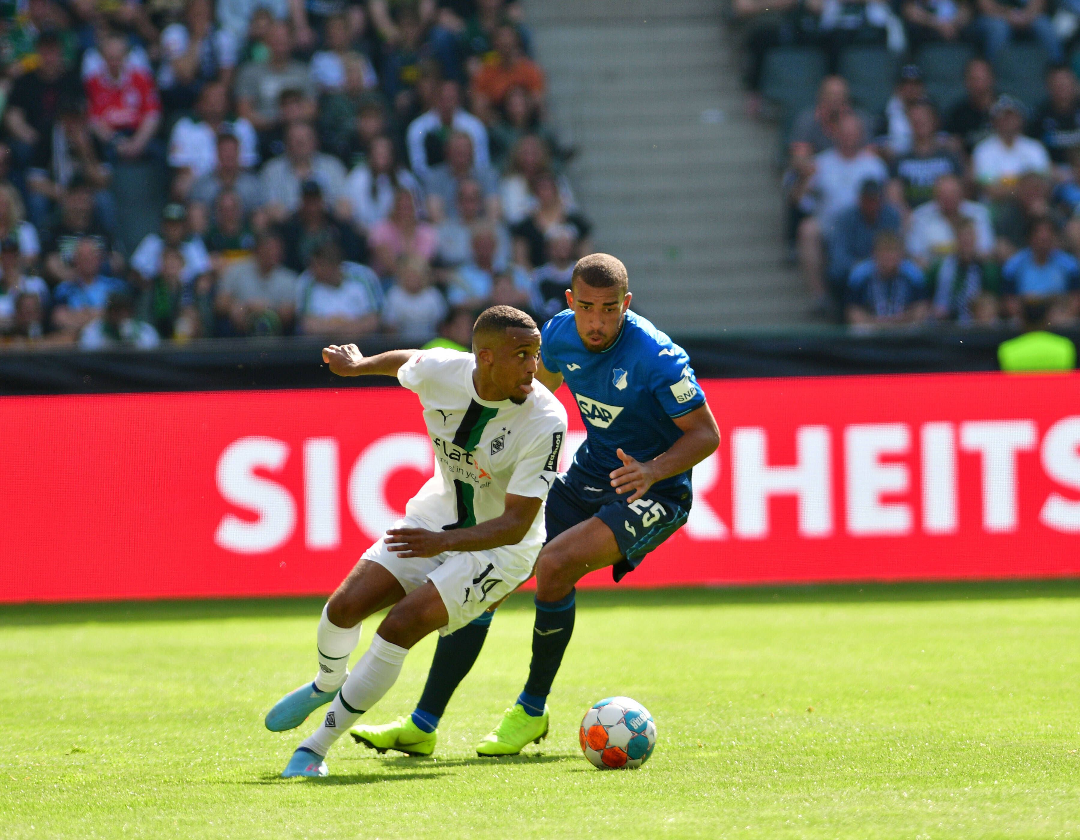 Borussia Mönchengladbach trifft zum Bundesliga-Auftakt am Samstag (6. August 2022) auf die TSG 1899 Hoffenheim. Das Foto zeigt eine Szene zwischen Alassane Plea (l.) und Kevin Akpoguma (r.) aus der vergangenen Saison am 14. Mai 2022.