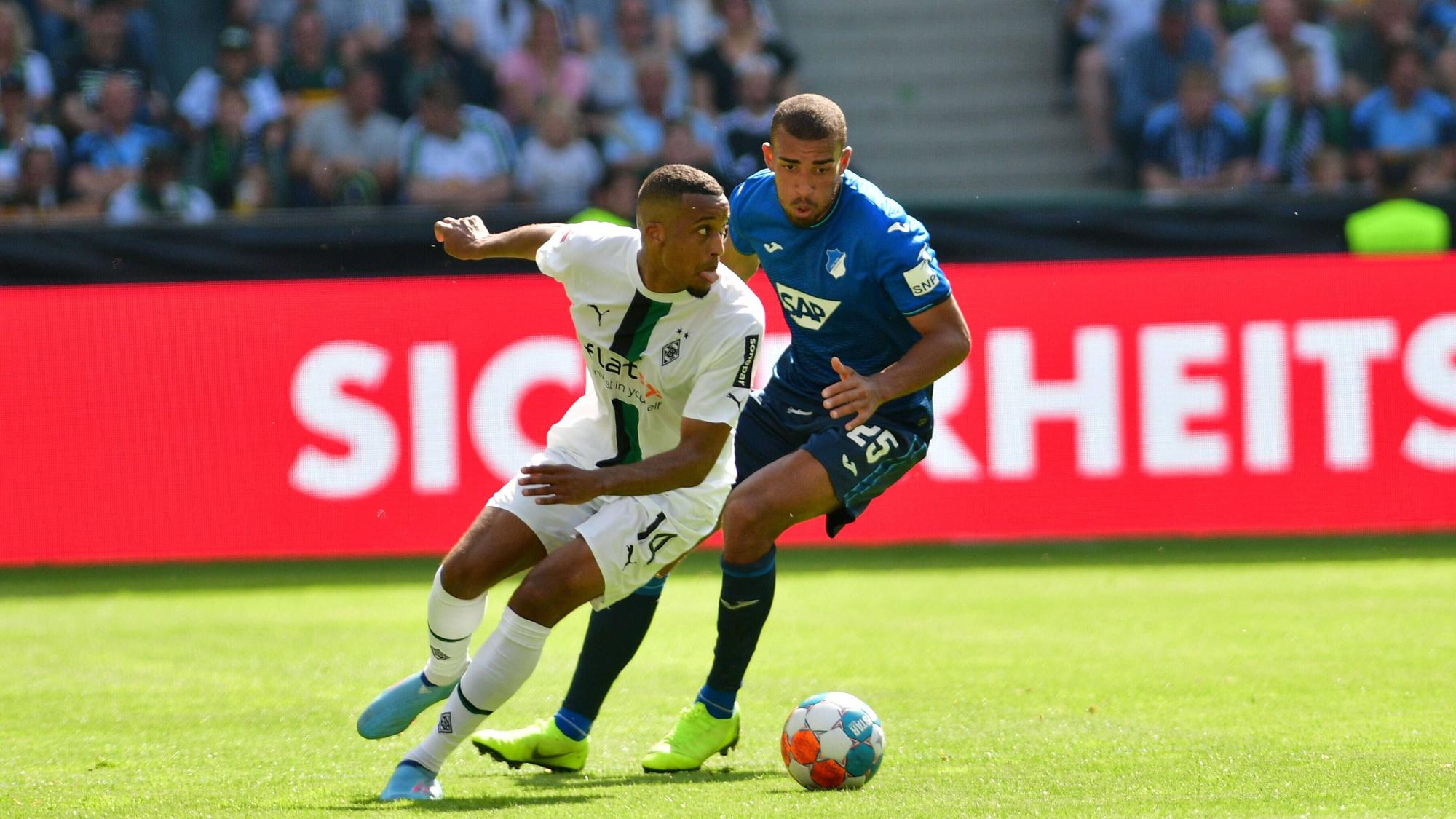 Borussia Mönchengladbach trifft zum Bundesliga-Auftakt am Samstag (6. August 2022) auf die TSG 1899 Hoffenheim. Das Foto zeigt eine Szene zwischen Alassane Plea (l.) und Kevin Akpoguma (r.) aus der vergangenen Saison am 14. Mai 2022.