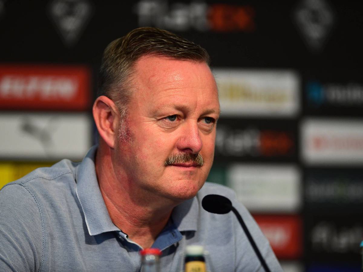 Roland Virkus, Sportdirektor von Fußball-Bundesligist Borussia Mönchengladbach. Auf diesem Foto ist der 55-Jährige am 4. August 2022 während einer Pressekonferenz im Borussia-Park zu sehen. Virkus spricht in ein Mikrofon.