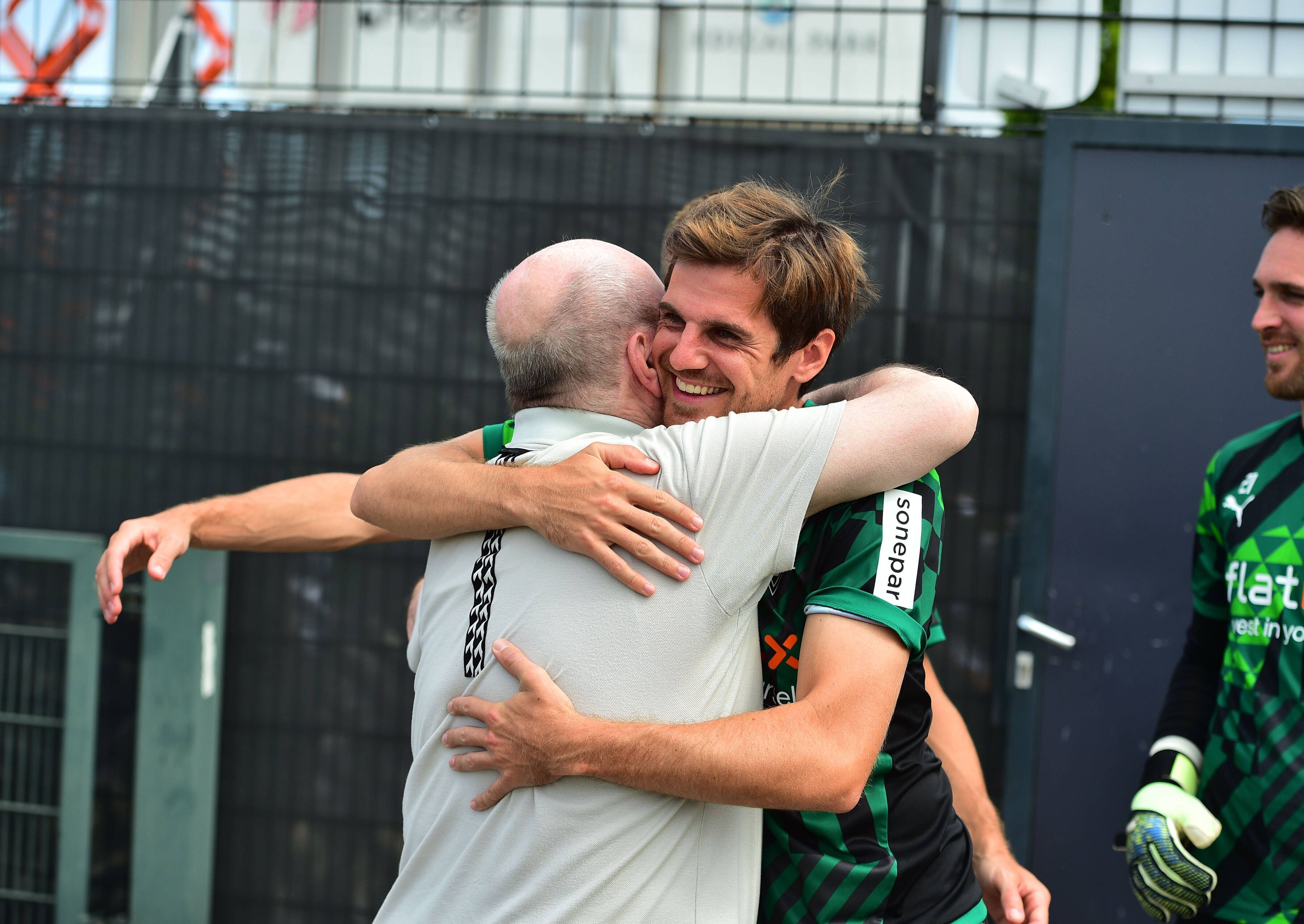 Jonas Hofmann im heimischen Borussia-Park, in dieser Szene umarmt er am 4. August 2022 vor einer Trainingseinheit den ehemaligen Gladbach-Kult-Betreuer Rolf Hülswitt.
