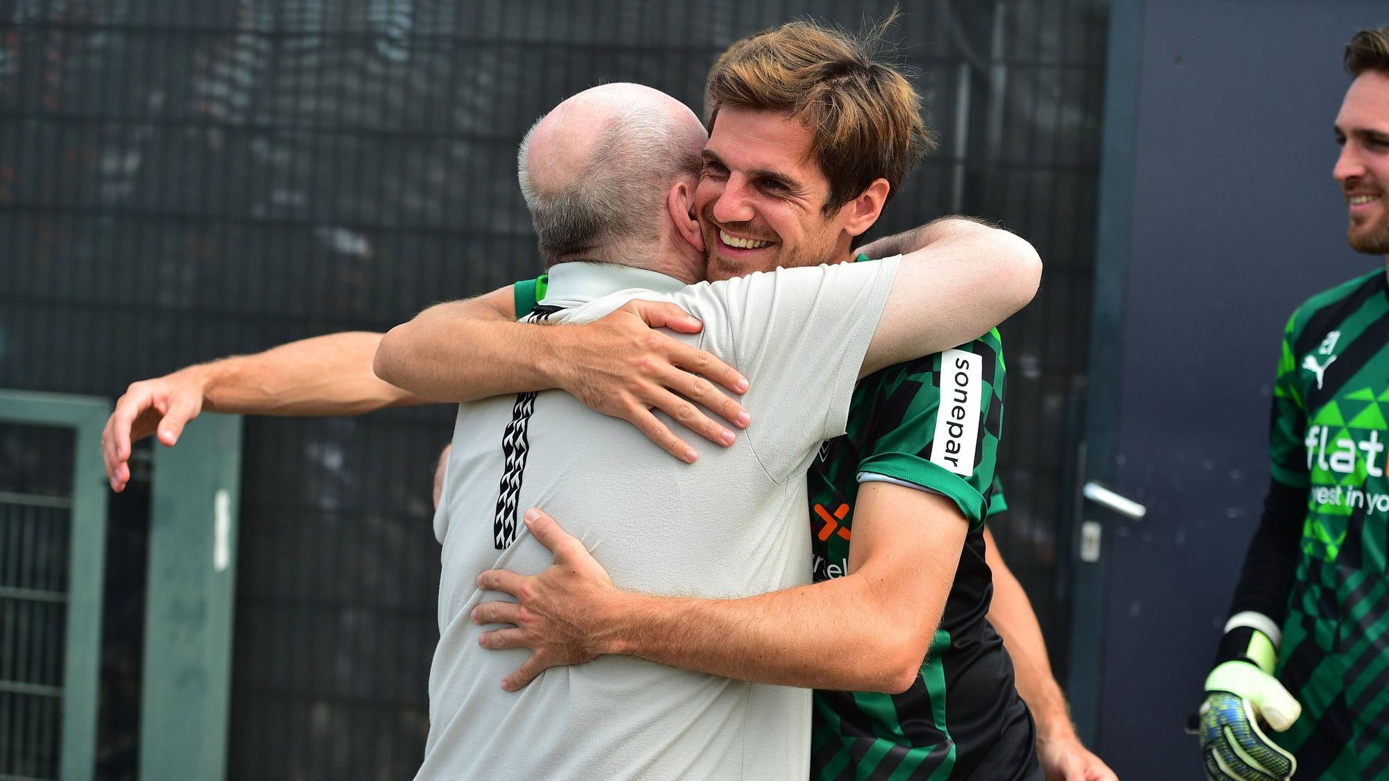Jonas Hofmann im heimischen Borussia-Park, in dieser Szene umarmt er am 4. August 2022 vor einer Trainingseinheit den ehemaligen Gladbach-Kult-Betreuer Rolf Hülswitt.