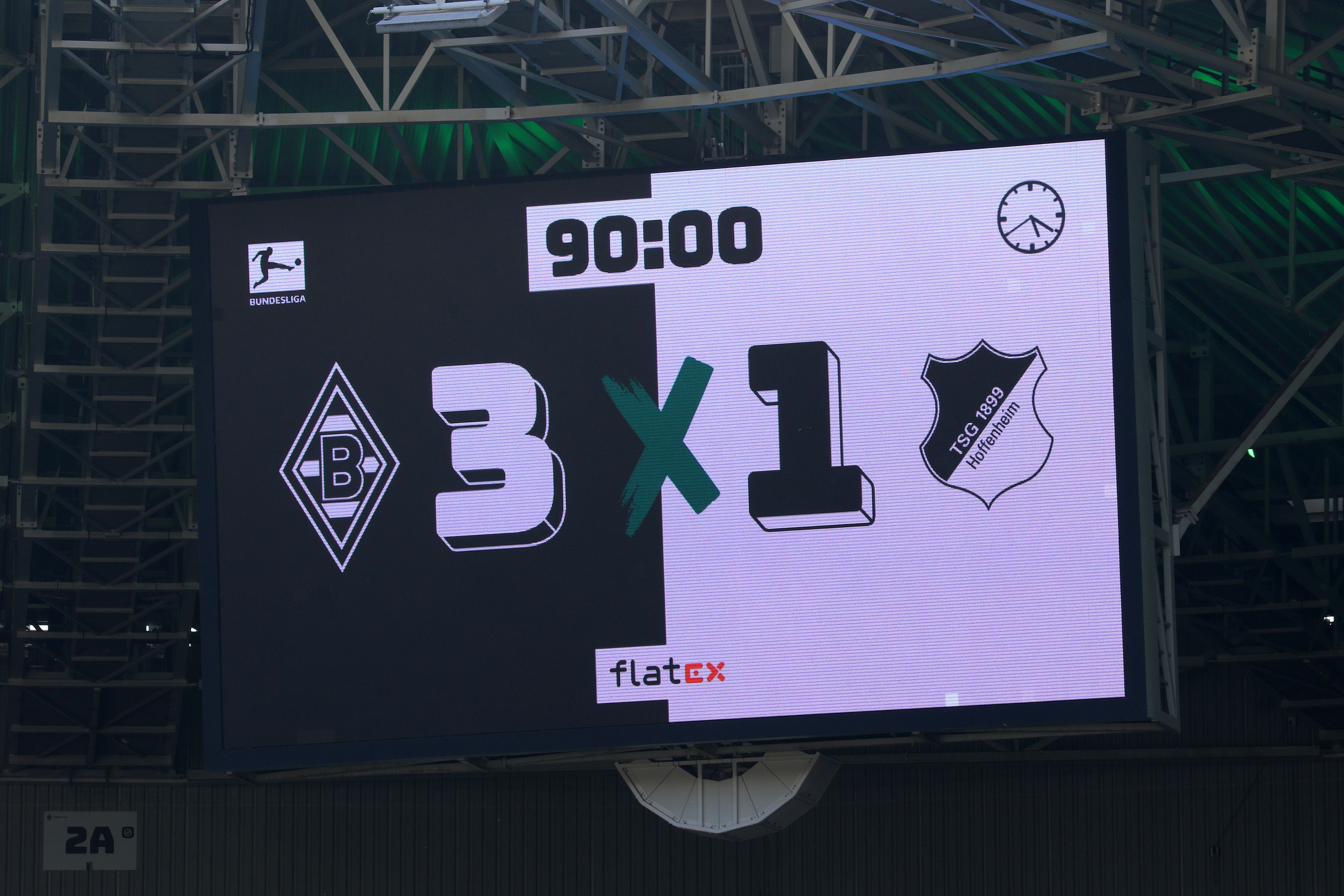 Die Anzeigetafel im Borussia-Park zeigt das Endergebnis zwischen Borussia Mönchengladbach und der TSG Hoffenheim am Samstag (6. August 2022) am 1. Bundesliga-Spieltag an.