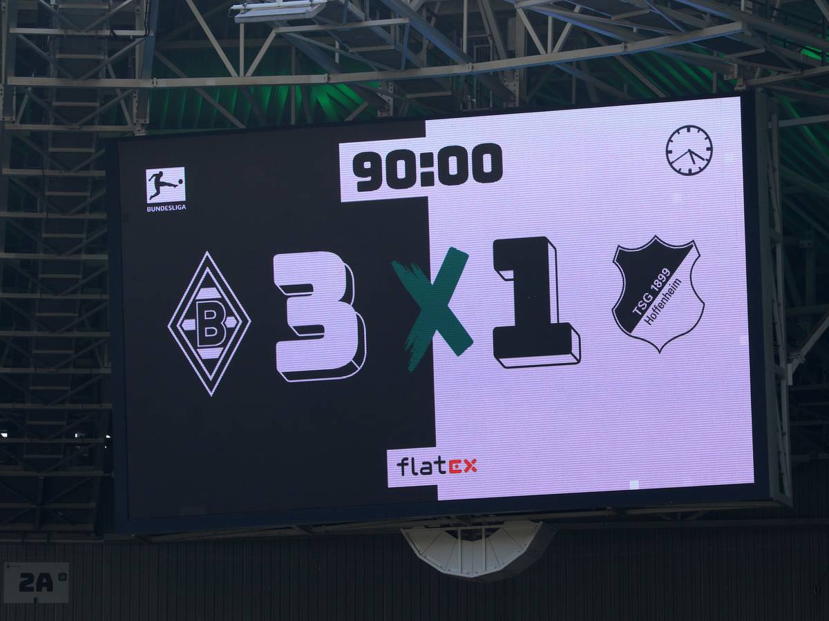 Die Anzeigetafel im Borussia-Park zeigt das Endergebnis zwischen Borussia Mönchengladbach und der TSG Hoffenheim am Samstag (6. August 2022) am 1. Bundesliga-Spieltag an.