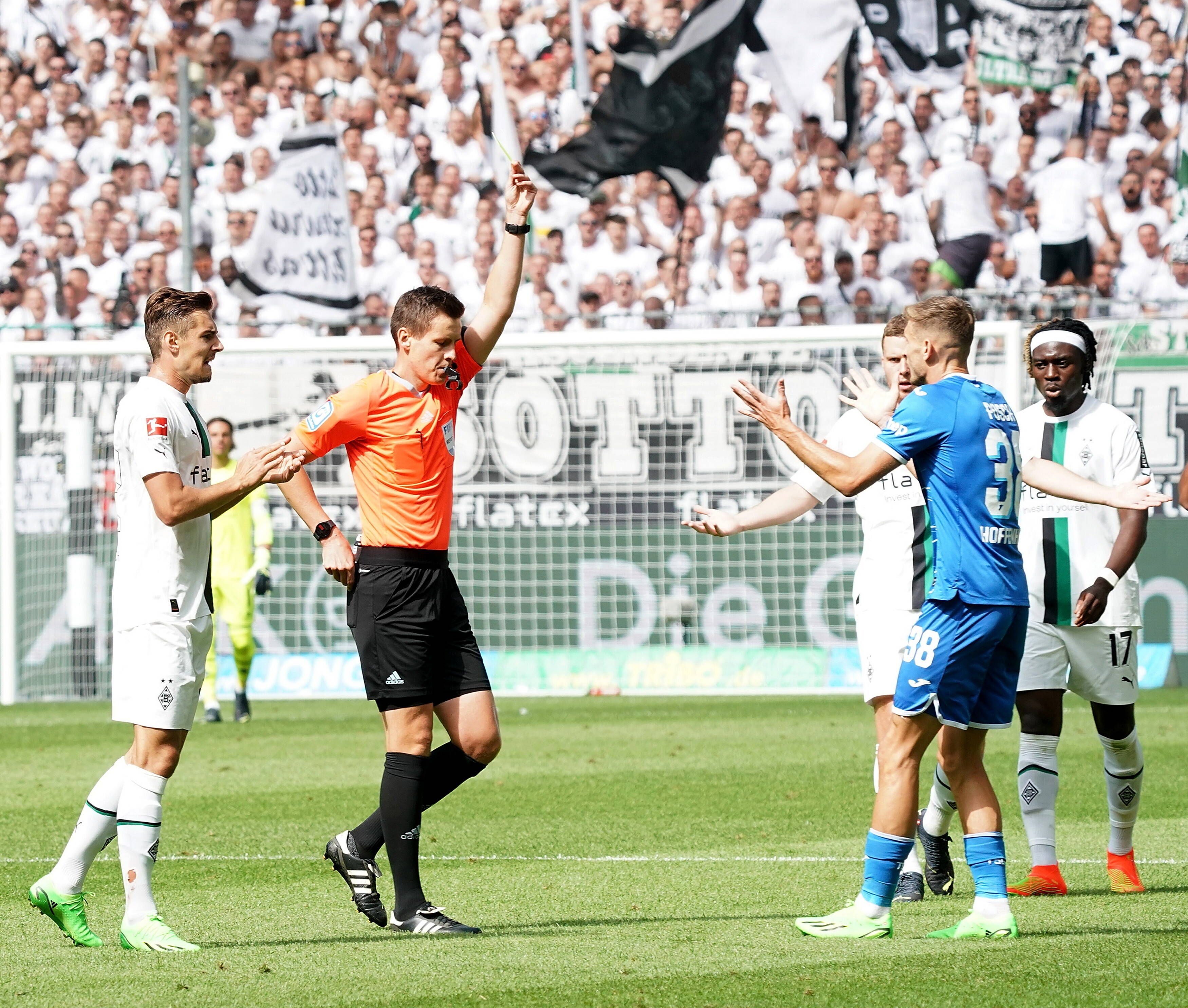GER, 1.FBL, Borussia Mönchengladbach vs TSG Hoffenheim / 06.08.2022, Borussia Park, Mönchengladbach, GER, 1.FBL, Borussia Mönchengladbach vs TSG Hoffenheim , DFL regulations prohibit any use of photographs as image sequences and/or quasi-video. im Bild Stefan Posch Hoffenheim sieht von Schiedsrichter Daniel Siebert die zweite gelbe Karte. *** GER, 1 FBL, Borussia Mönchengladbach vs TSG Hoffenheim 06 08 2022, Borussia Park, Mönchengladbach, GER, 1 FBL, Borussia Mönchengladbach vs TSG Hoffenheim , DFL regulations prohibit any use of photographs as image sequences and or quasi video in the picture Stefan Posch Hoffenheim sees second yellow card from referee Daniel Siebert nordphotoxGmbHx/xBratic nph00250
