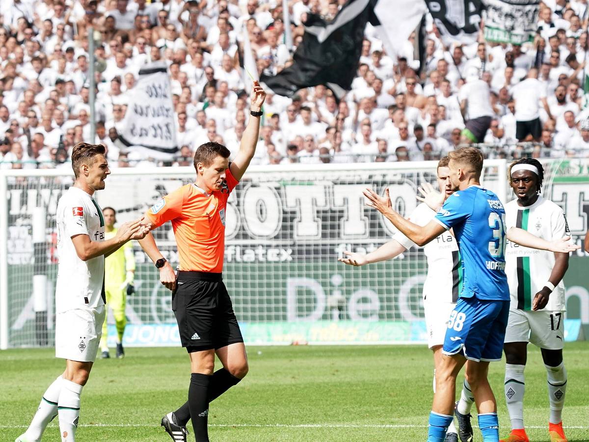 GER, 1.FBL, Borussia Mönchengladbach vs TSG Hoffenheim / 06.08.2022, Borussia Park, Mönchengladbach, GER, 1.FBL, Borussia Mönchengladbach vs TSG Hoffenheim , DFL regulations prohibit any use of photographs as image sequences and/or quasi-video. im Bild Stefan Posch Hoffenheim sieht von Schiedsrichter Daniel Siebert die zweite gelbe Karte. *** GER, 1 FBL, Borussia Mönchengladbach vs TSG Hoffenheim 06 08 2022, Borussia Park, Mönchengladbach, GER, 1 FBL, Borussia Mönchengladbach vs TSG Hoffenheim , DFL regulations prohibit any use of photographs as image sequences and or quasi video in the picture Stefan Posch Hoffenheim sees second yellow card from referee Daniel Siebert nordphotoxGmbHx/xBratic nph00250