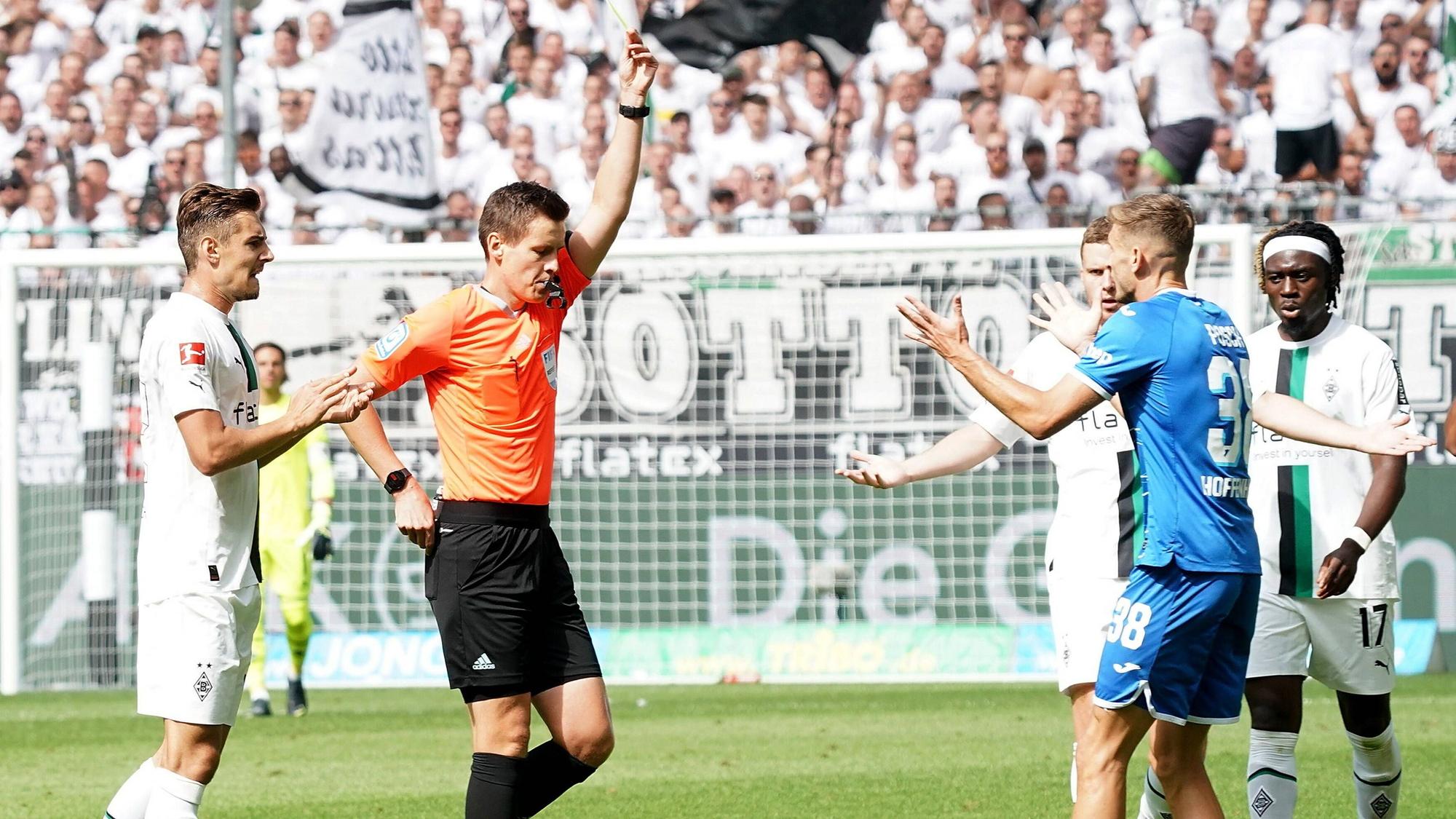 GER, 1.FBL, Borussia Mönchengladbach vs TSG Hoffenheim / 06.08.2022, Borussia Park, Mönchengladbach, GER, 1.FBL, Borussia Mönchengladbach vs TSG Hoffenheim , DFL regulations prohibit any use of photographs as image sequences and/or quasi-video. im Bild Stefan Posch Hoffenheim sieht von Schiedsrichter Daniel Siebert die zweite gelbe Karte. *** GER, 1 FBL, Borussia Mönchengladbach vs TSG Hoffenheim 06 08 2022, Borussia Park, Mönchengladbach, GER, 1 FBL, Borussia Mönchengladbach vs TSG Hoffenheim , DFL regulations prohibit any use of photographs as image sequences and or quasi video in the picture Stefan Posch Hoffenheim sees second yellow card from referee Daniel Siebert nordphotoxGmbHx/xBratic nph00250