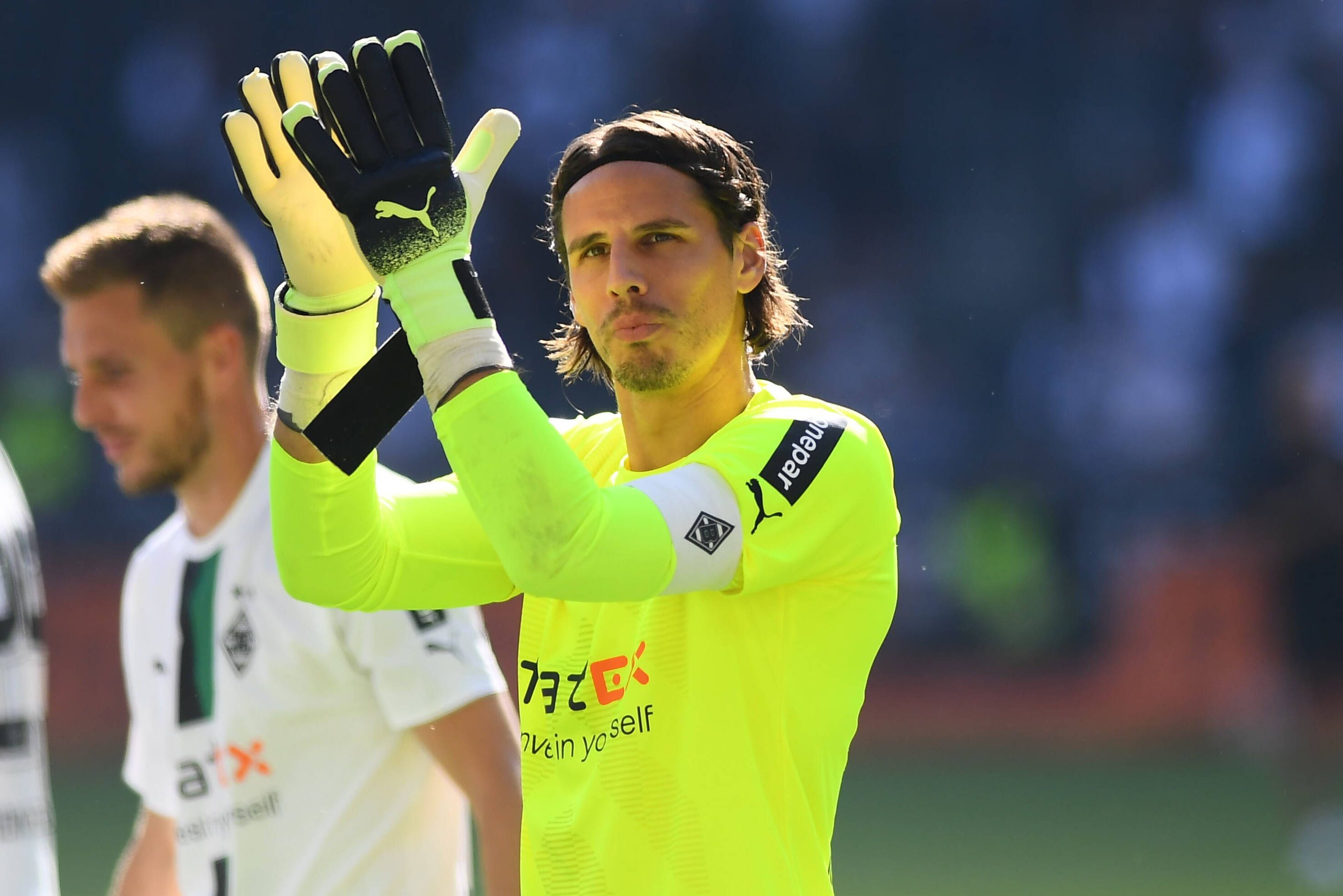 Yann Sommer, Torhüter von Borussia Mönchengladbach, hat am Niederrhein noch einen Vertrag bis 2023. Das Foto zeigt den 33-Jährigen nach der Partie gegen die TSG 1899 Hoffenheim am Samstag (6. August 2022) klatschend.