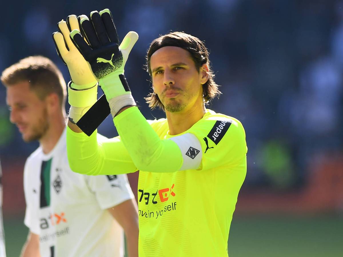 Yann Sommer, Torhüter von Borussia Mönchengladbach, hat am Niederrhein noch einen Vertrag bis 2023. Das Foto zeigt den 33-Jährigen nach der Partie gegen die TSG 1899 Hoffenheim am Samstag (6. August 2022) klatschend.