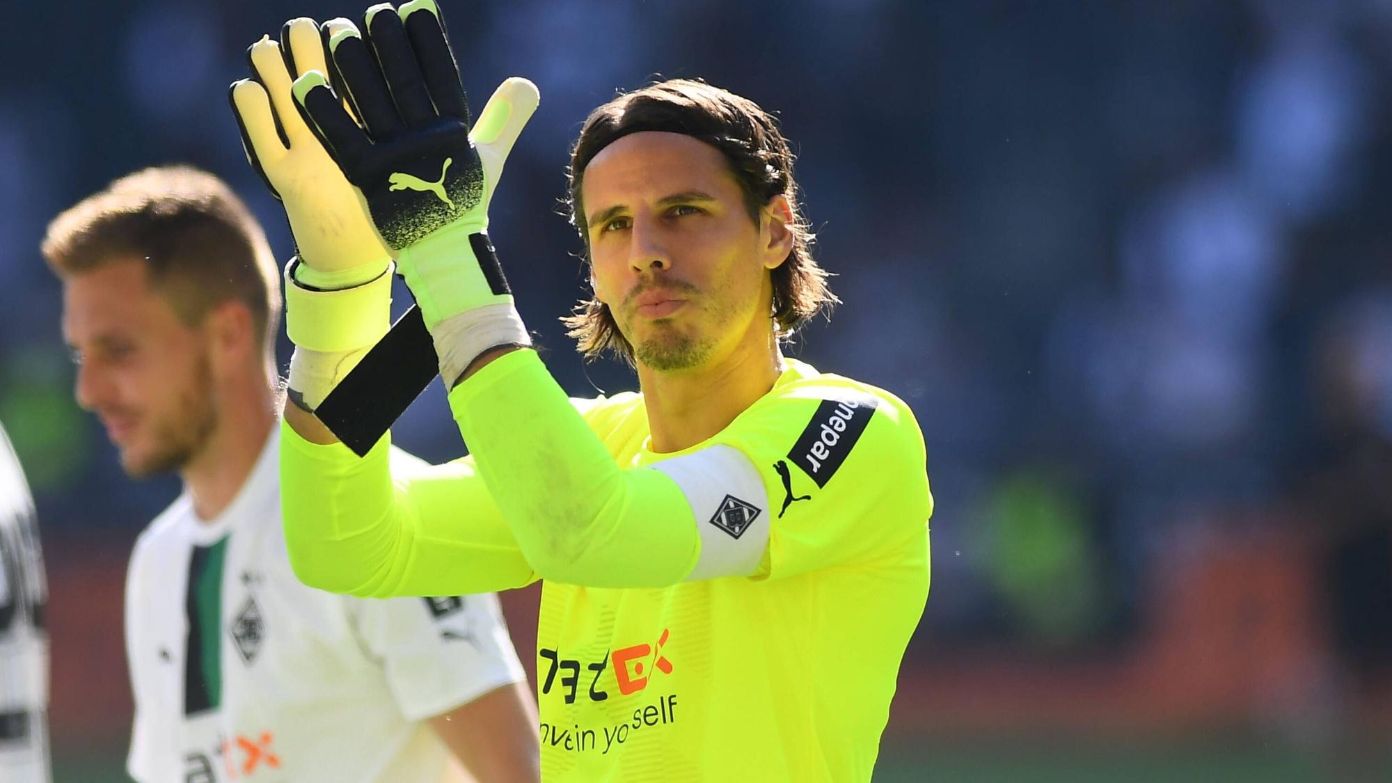 Yann Sommer, Torhüter von Borussia Mönchengladbach, hat am Niederrhein noch einen Vertrag bis 2023. Das Foto zeigt den 33-Jährigen nach der Partie gegen die TSG 1899 Hoffenheim am Samstag (6. August 2022) klatschend.