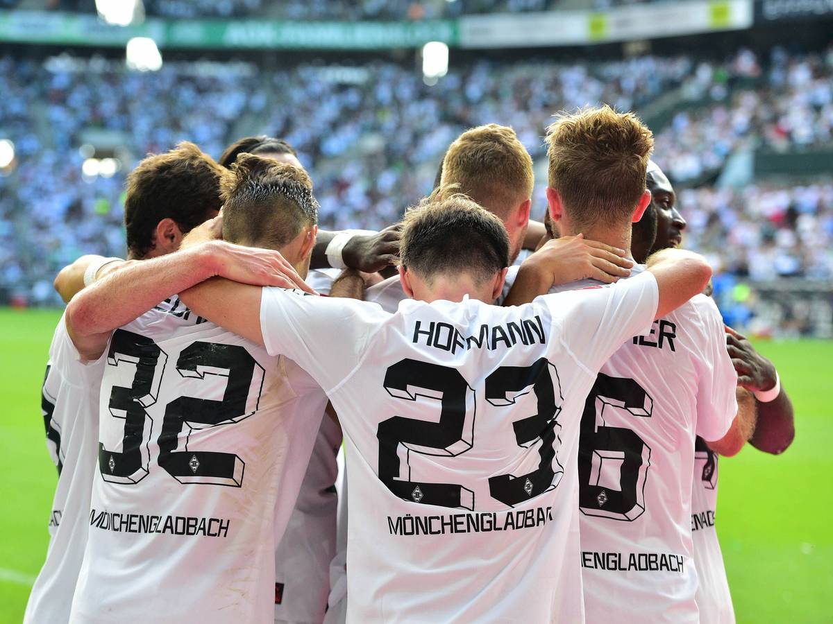 Die Mannschaft von Borussia Mönchengladbach jubelt am 6. August 2022 über das 3:1 im Bundesliga-Spiel gegen die TSG Hoffenheim.