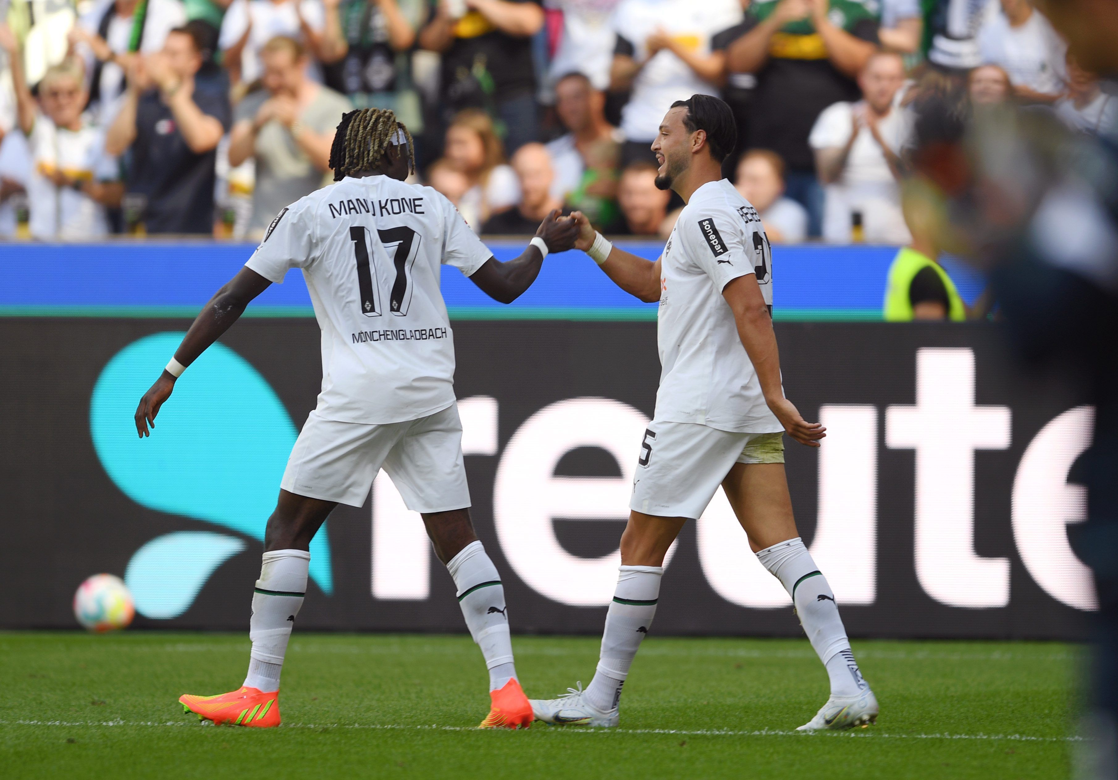 Borussia Mönchengladbach hat am Samstag (6. August 2022) im ersten Bundesliga-Spiel der neuen Saison XX gegen die TSG 1899 Hoffenheim XX. Das Foto zeigt Manu Koné und Ramy Bensebaini beim Torjubel zum 1:1.