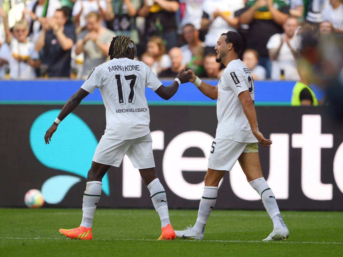 Borussia Mönchengladbach hat am Samstag (6. August 2022) im ersten Bundesliga-Spiel der neuen Saison XX gegen die TSG 1899 Hoffenheim XX. Das Foto zeigt Manu Koné und Ramy Bensebaini beim Torjubel zum 1:1.