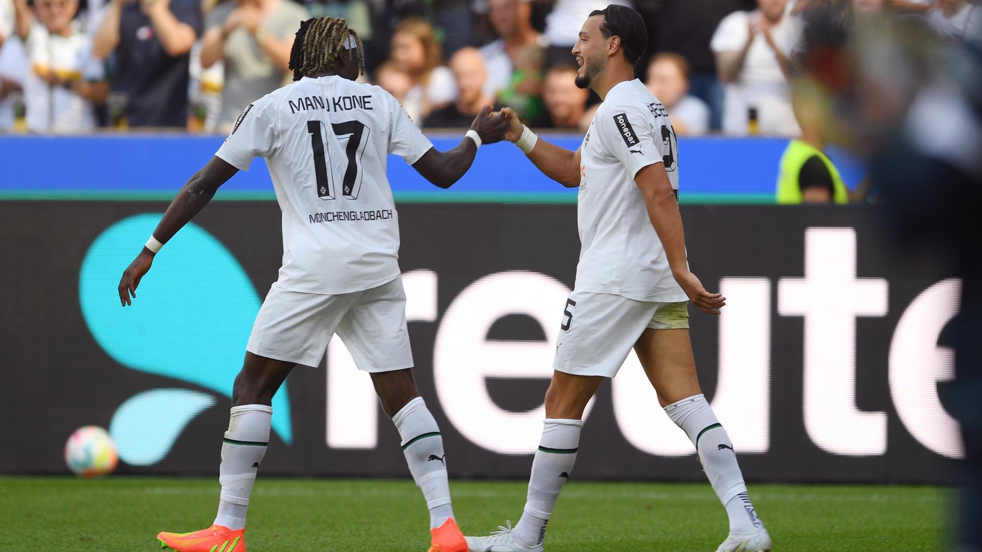 Borussia Mönchengladbach hat am Samstag (6. August 2022) im ersten Bundesliga-Spiel der neuen Saison XX gegen die TSG 1899 Hoffenheim XX. Das Foto zeigt Manu Koné und Ramy Bensebaini beim Torjubel zum 1:1.