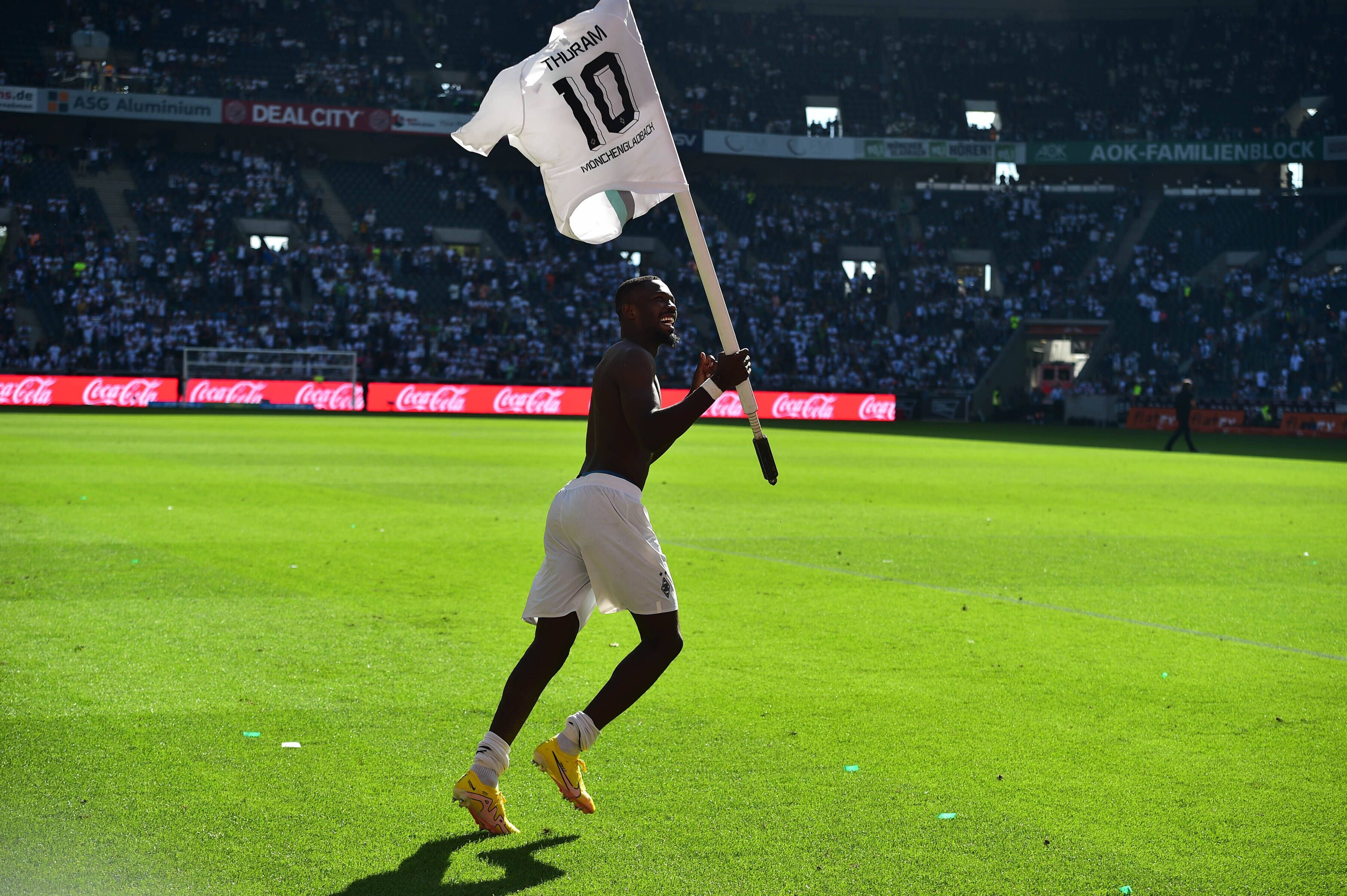 Der Eckfahnen-Jubel ist zurück! Marcus Thuram von Borussia Mönchengladbach feierte am Samstag (6. August 2022) den 3:1-Sieg gegen die TSG Hoffenheim mit den Fans im Borussia-Park.