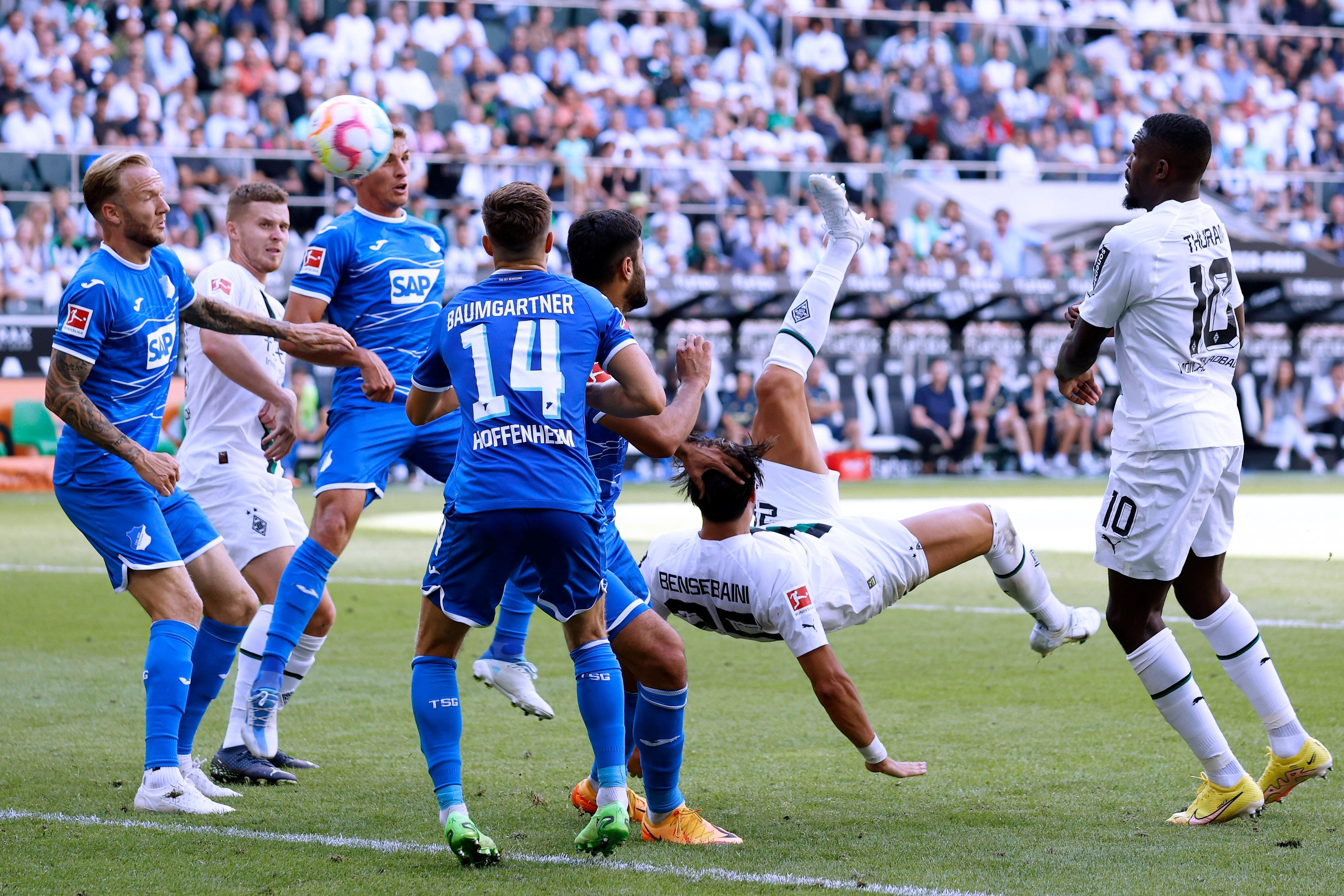 Borussia Mönchengladbach hat am Samstag (6. August 2022) am 1. Bundesliga-Spieltag 3:1 gegen die TSG 1899 Hoffenheim gewonnen. Das Foto zeigt Ramy Bensebaini bei seinem Tor zum zwischenzeitlichen 1:1-Ausgleich.