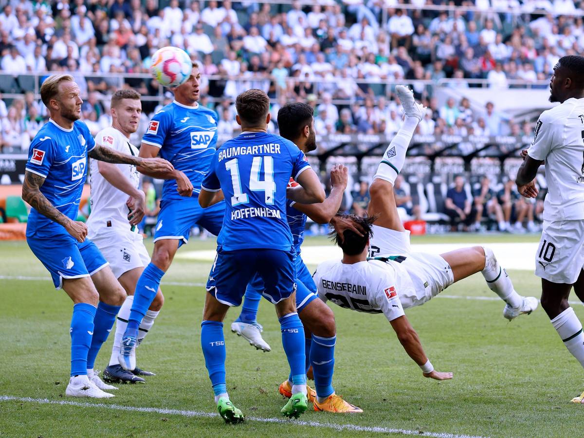 Borussia Mönchengladbach hat am Samstag (6. August 2022) am 1. Bundesliga-Spieltag 3:1 gegen die TSG 1899 Hoffenheim gewonnen. Das Foto zeigt Ramy Bensebaini bei seinem Tor zum zwischenzeitlichen 1:1-Ausgleich.