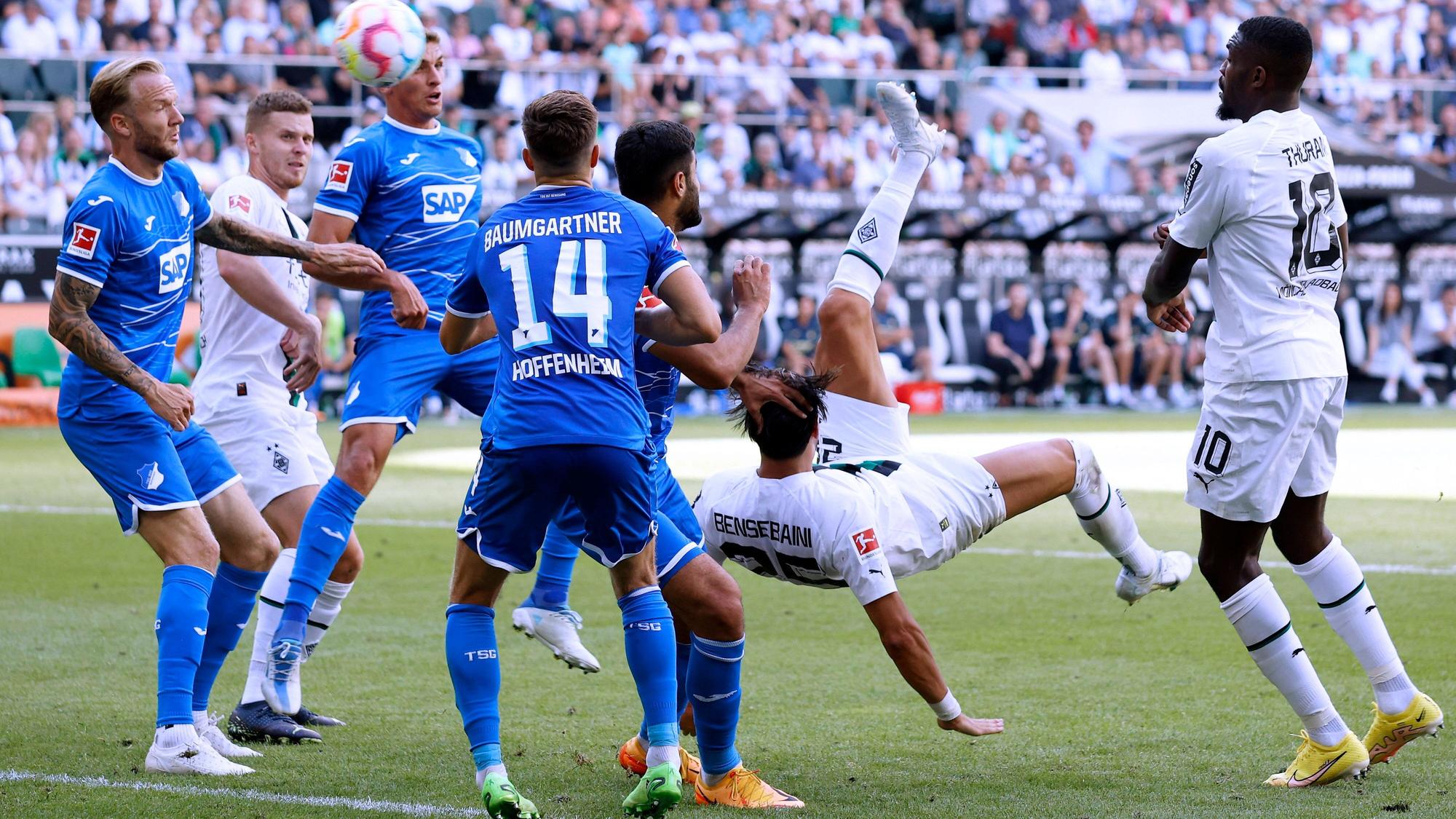 Borussia Mönchengladbach hat am Samstag (6. August 2022) am 1. Bundesliga-Spieltag 3:1 gegen die TSG 1899 Hoffenheim gewonnen. Das Foto zeigt Ramy Bensebaini bei seinem Tor zum zwischenzeitlichen 1:1-Ausgleich.