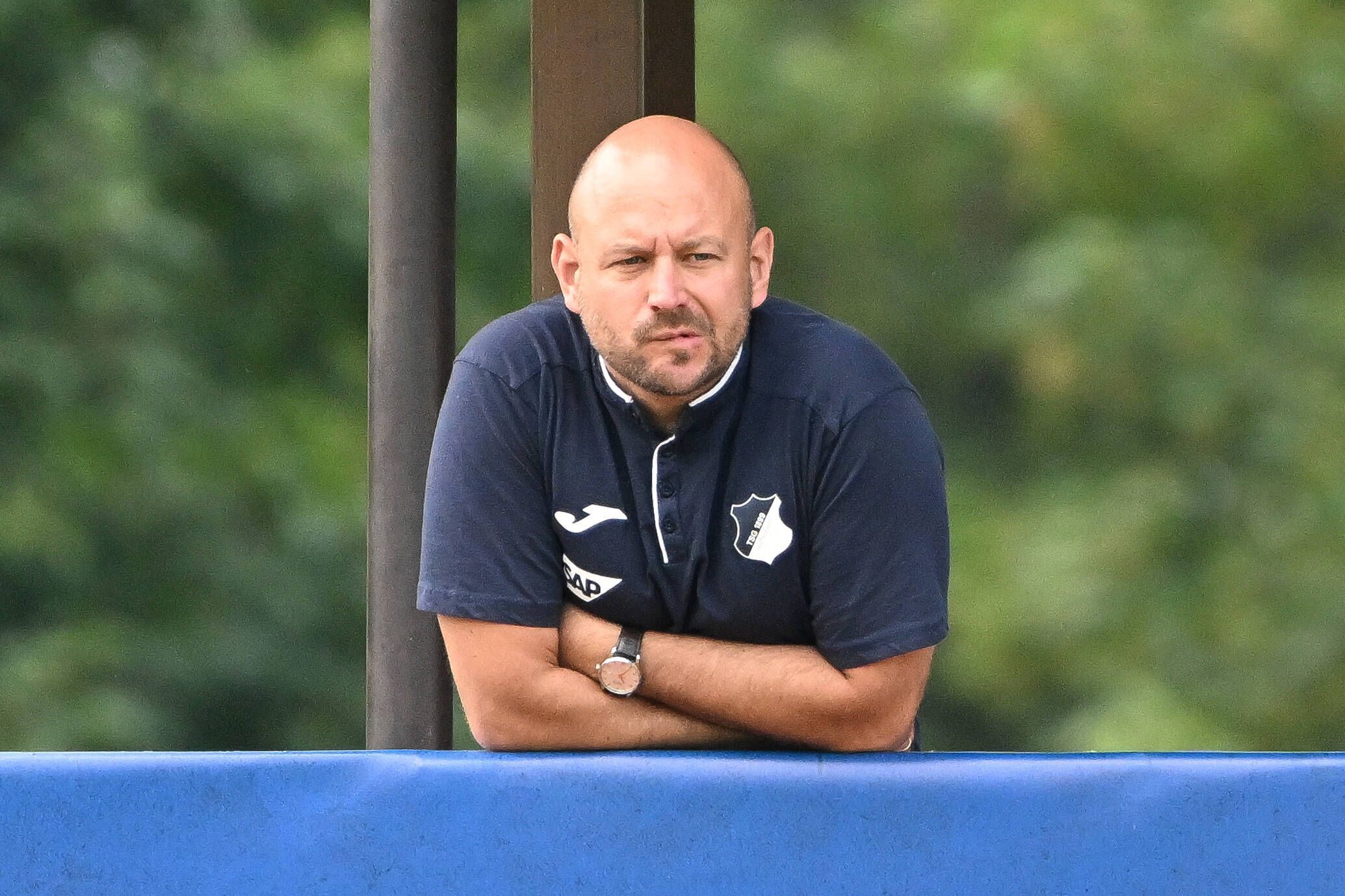 Alexander Rosen, Sportchef der TSG 1899 Hoffenheim, kritisiert nach der 1:3-Niederlage bei Borussia Mönchengladbach das Schiedsrichter-Gespann. Das Foto zeigt ihn am 15. Juli 2022 im Trainingslager mit den Kraichgauern.