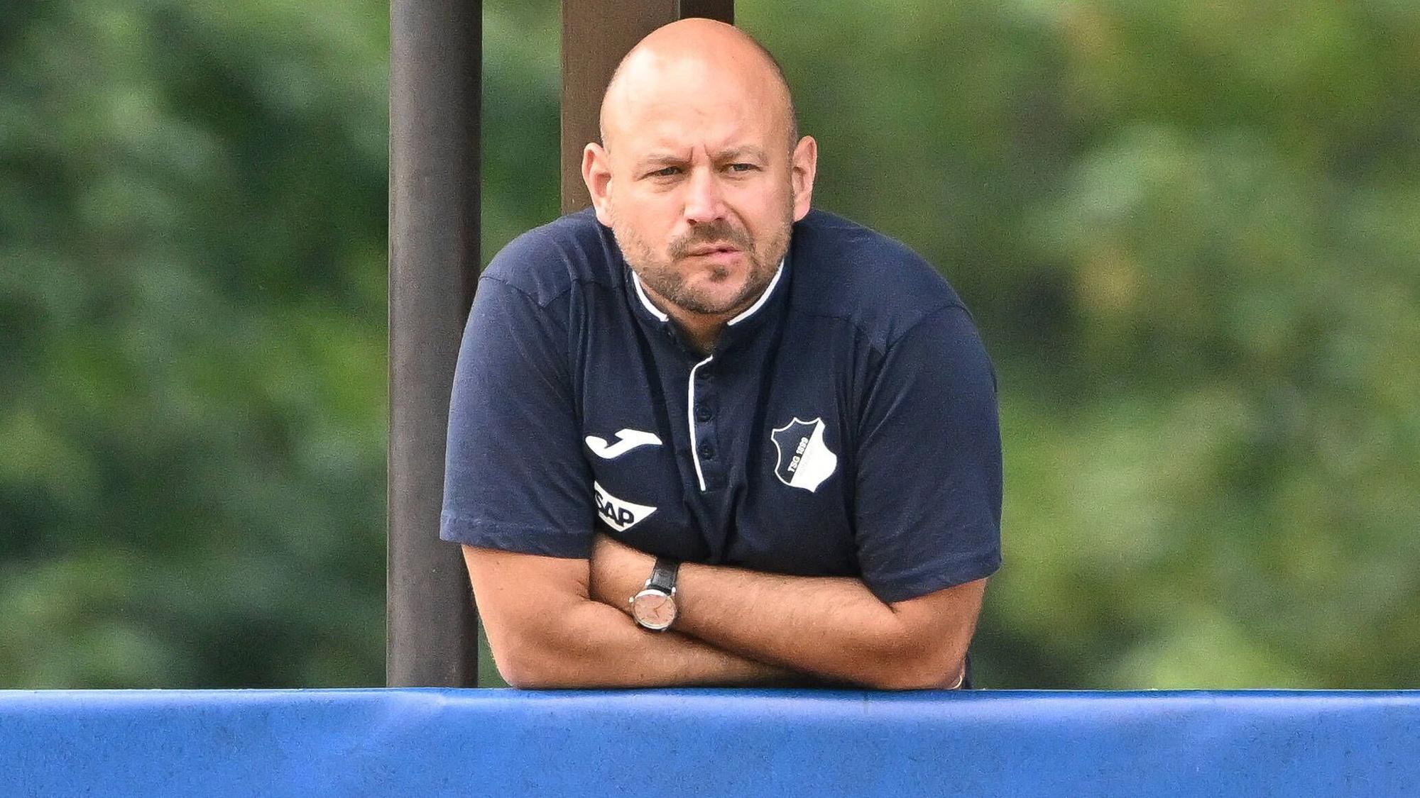 Alexander Rosen, Sportchef der TSG 1899 Hoffenheim, kritisiert nach der 1:3-Niederlage bei Borussia Mönchengladbach das Schiedsrichter-Gespann. Das Foto zeigt ihn am 15. Juli 2022 im Trainingslager mit den Kraichgauern.