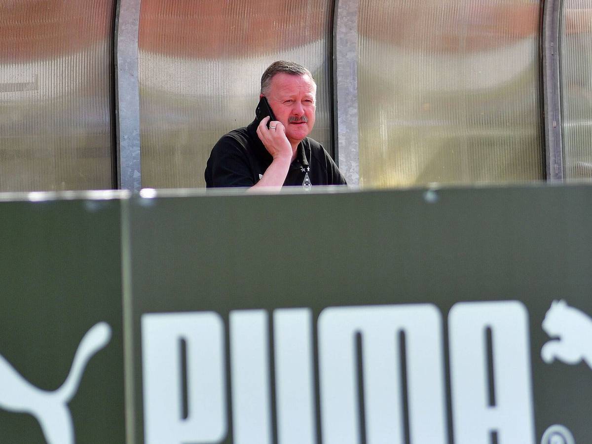 Bekommt im Netz jede Menge Lob von den Gladbach-Fans nach der Vertragsverlängerung mit DFB-Nationalspieler Jonas Hofmann: Borussia-Manager Roland Virkus, hier zu sehen am 9. Juli 2022 im Trainingslager am Tegernsee. Virkus telefoniert mit seinem Smartphone.