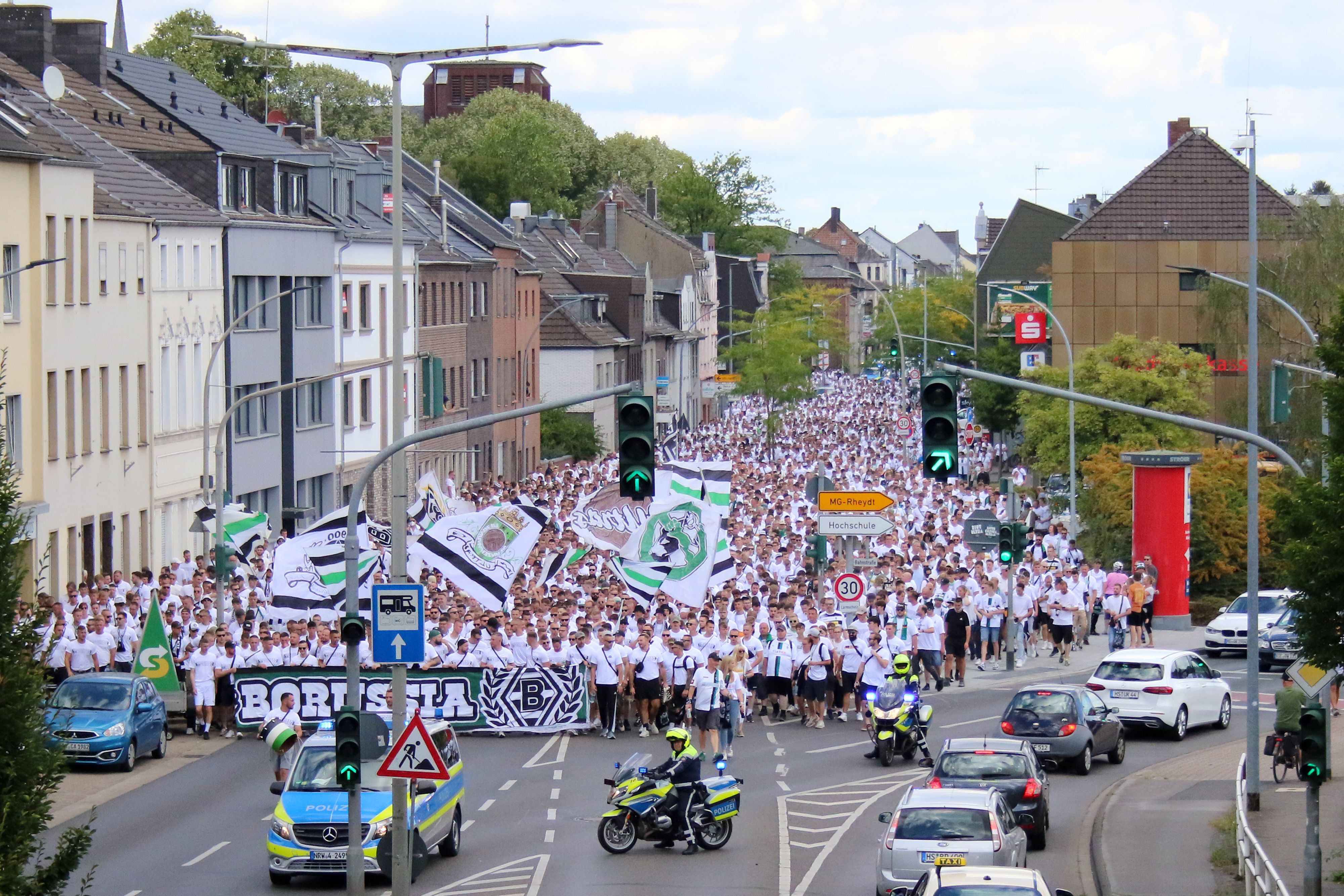 Tausende Menschen haben am Marsch der Fans von Borussia Mönchengladbach vor dem Bundesliga-Heimspiel am 6. August 2022 gegen die TSG Hoffenheim teilgenommen.