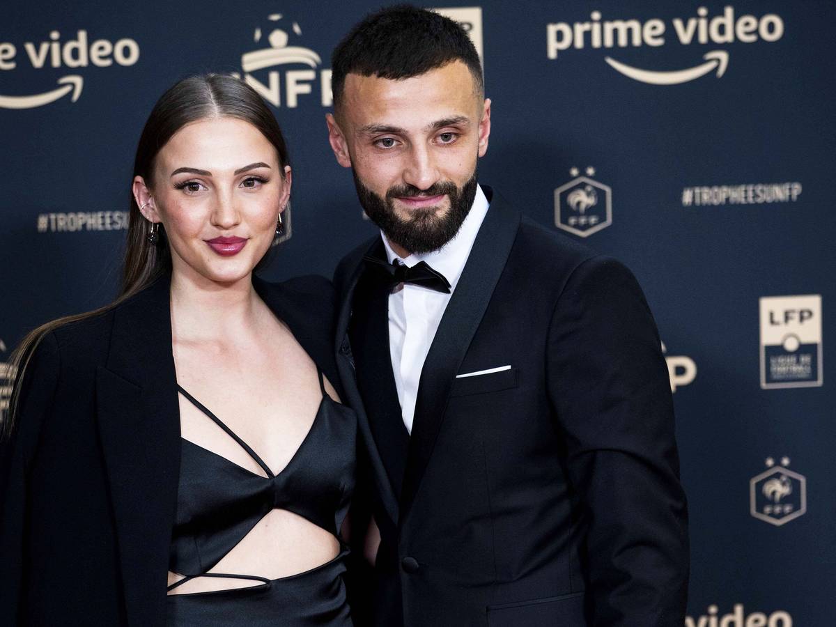 Franck Honorat (r.), Spieler von Borussia Mönchengladbach, am 15. Mai 2022 mit Ehefrau Gwendoline (l.) bei einer Verleihung in Paris.