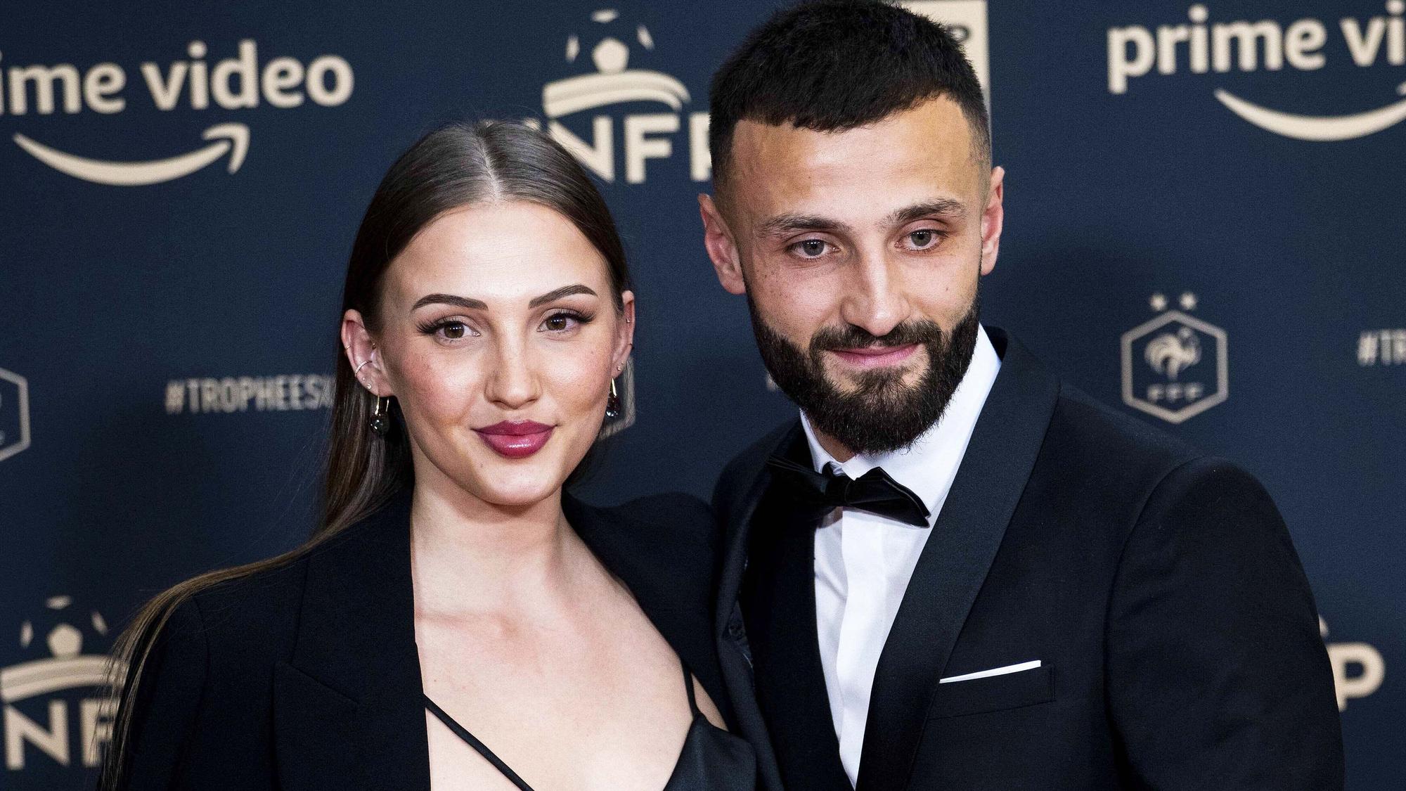 Franck Honorat (r.), Spieler von Borussia Mönchengladbach, am 15. Mai 2022 mit Ehefrau Gwendoline (l.) bei einer Verleihung in Paris.