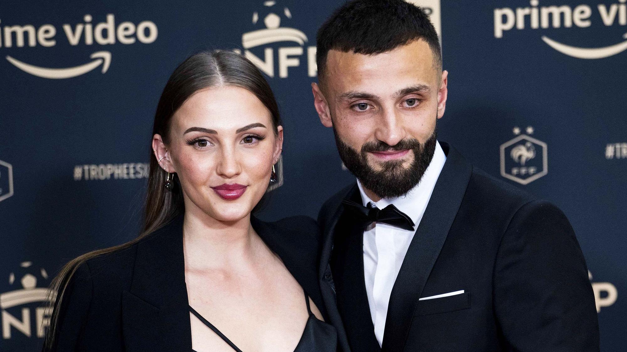 Franck Honorat (r.), Spieler von Borussia Mönchengladbach, am 15. Mai 2022 mit Ehefrau Gwendoline (l.) bei einer Verleihung in Paris.