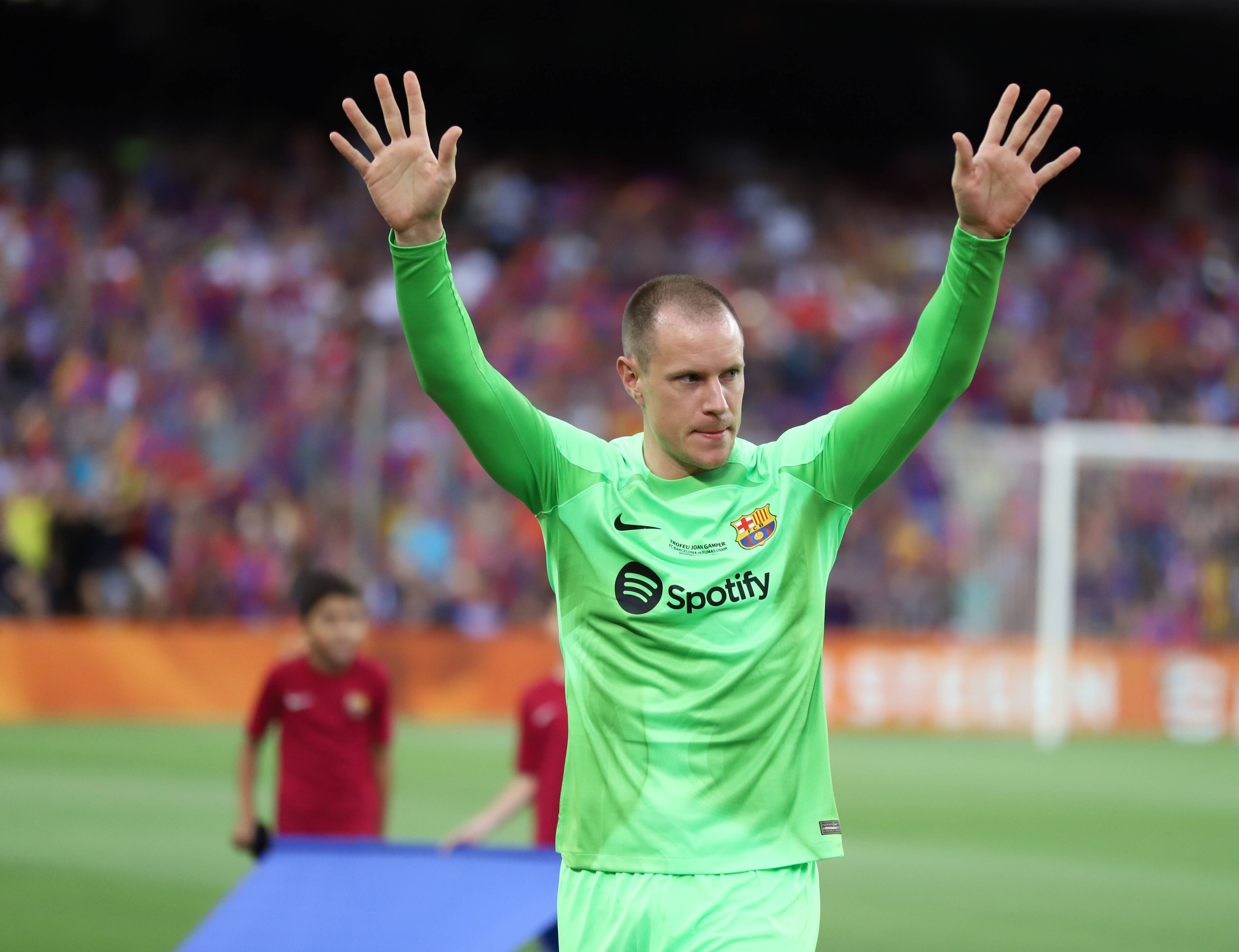 Der gebürtige Gladbacher Marc-André ter Stegen, Torhüter des FC Barcelona, wird von den Fans am 7. August 2022 in Camp Nou gefeiert. Ter Stegen winkt mit beiden Armen Richtung Zuschauerinnen und Zuschauer.