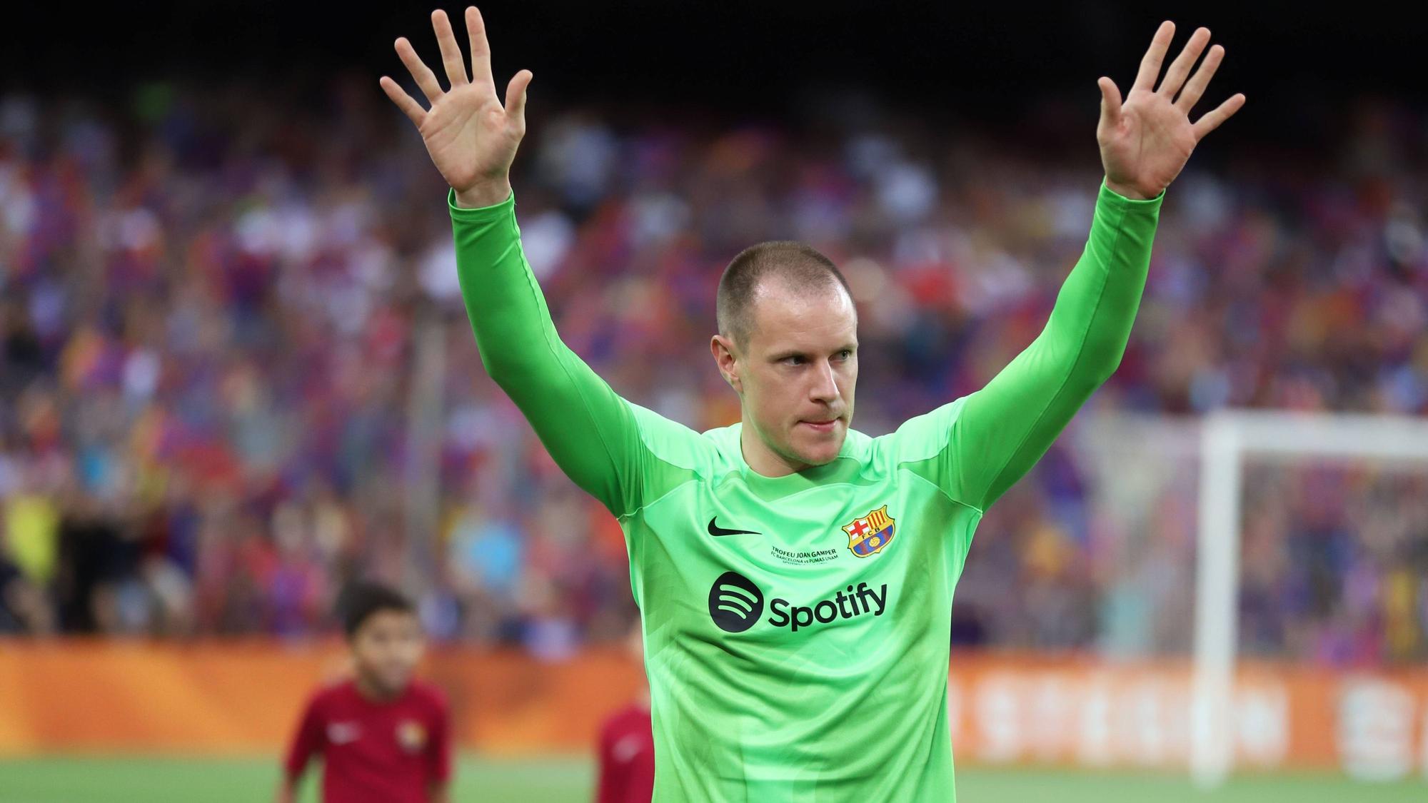 Der gebürtige Gladbacher Marc-André ter Stegen, Torhüter des FC Barcelona, wird von den Fans am 7. August 2022 in Camp Nou gefeiert. Ter Stegen winkt mit beiden Armen Richtung Zuschauerinnen und Zuschauer.