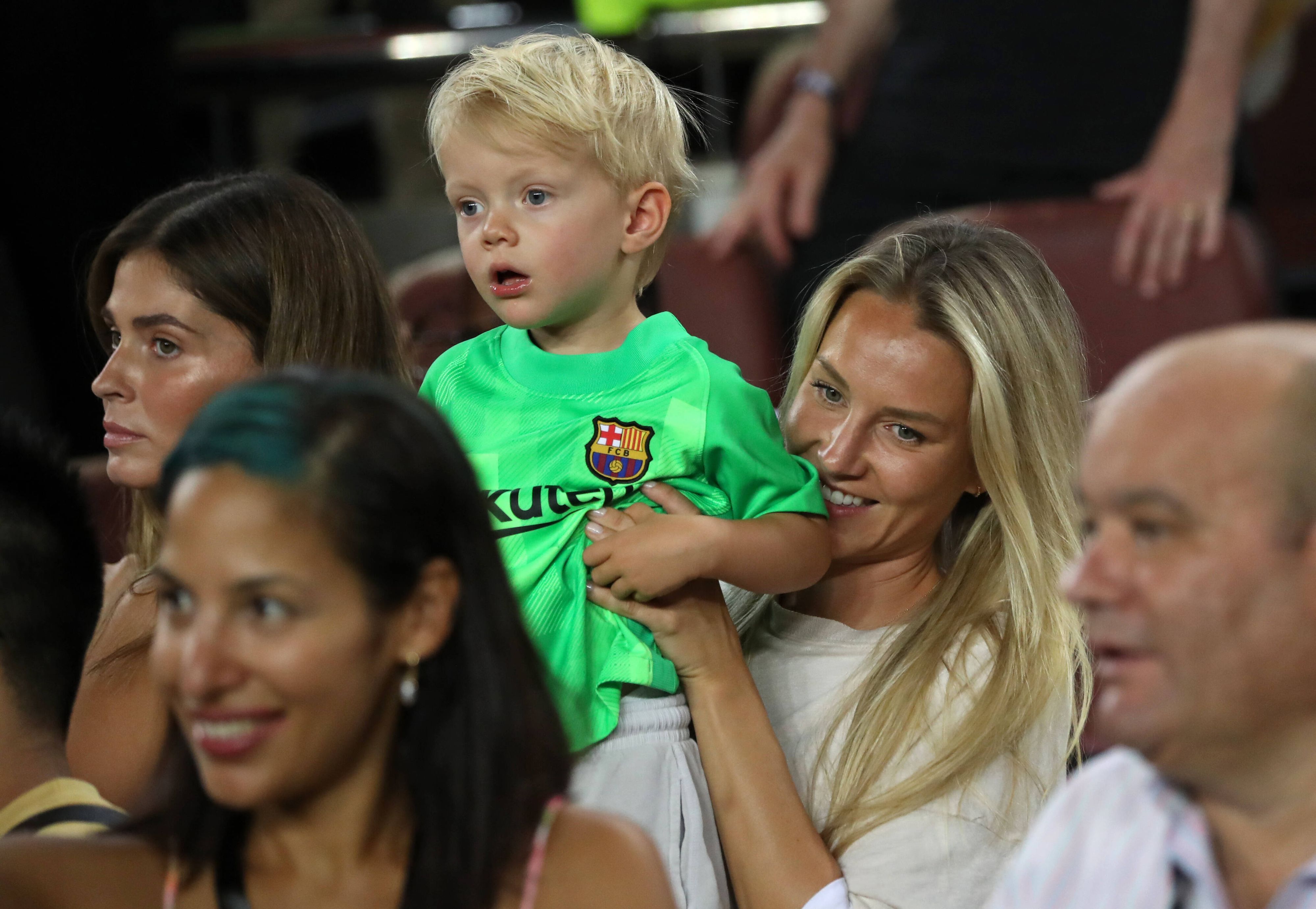 Schauen Torhüter Marc-André ter Stegen und Stürmer Robert Lewandowski am 7. August 2022 beim FC Barcelona zu: Daniela ter Stegen und Sohn Ben. Ter Stegens Sohn trägt ein Barcelona-Trikot, Daniela ter Stegen lacht.