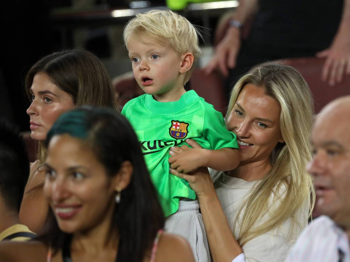 Schauen Torhüter Marc-André ter Stegen und Stürmer Robert Lewandowski am 7. August 2022 beim FC Barcelona zu: Daniela ter Stegen und Sohn Ben. Ter Stegens Sohn trägt ein Barcelona-Trikot, Daniela ter Stegen lacht.