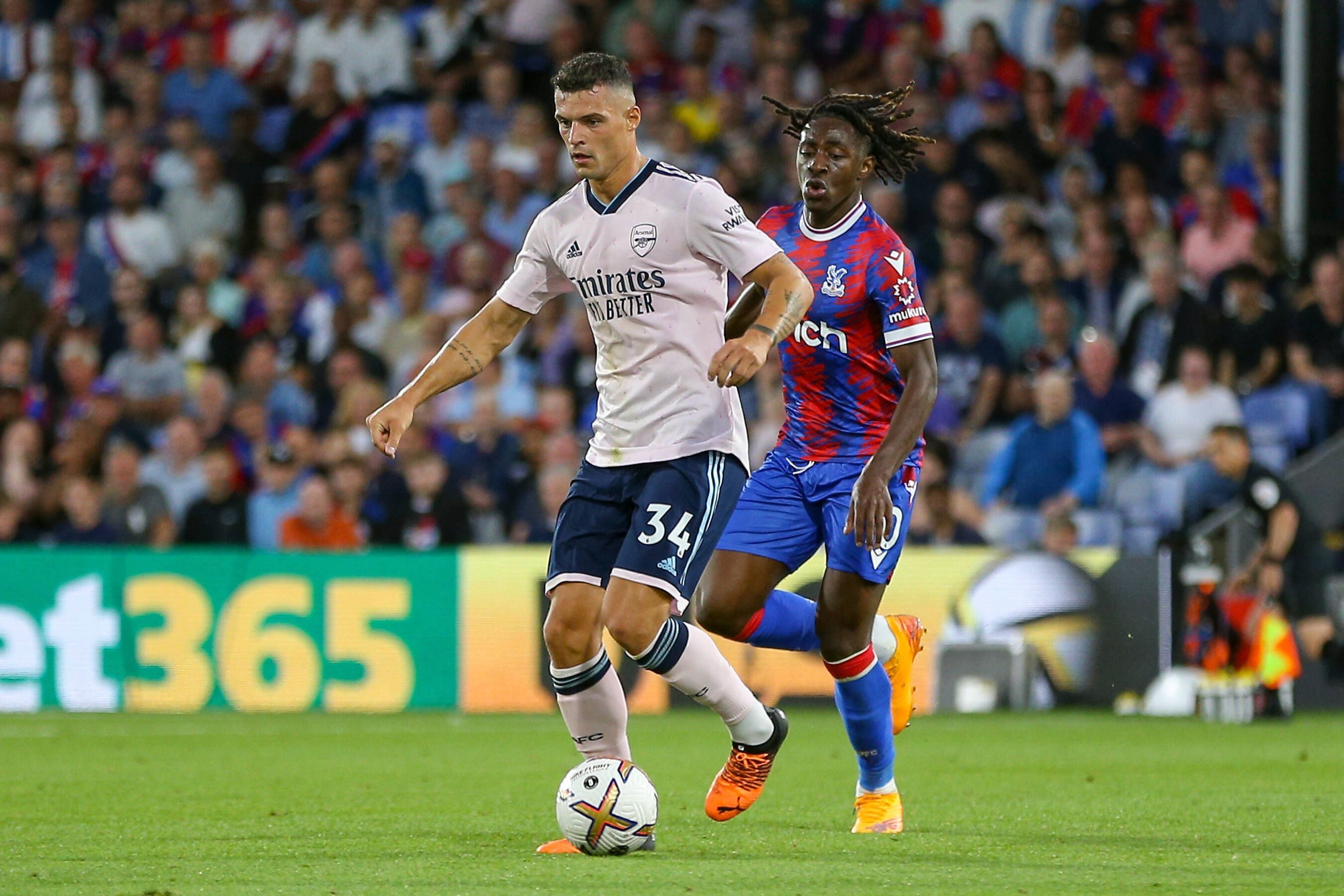 Ex-Gladbach-Kapitän Granit Xhaka (l.), hier zu sehen am 5. August 2022 im Trikot von Arsenal London im Premier-League-Duell bei Crystal Palace. Xhaka kontrolliert den Ball.
