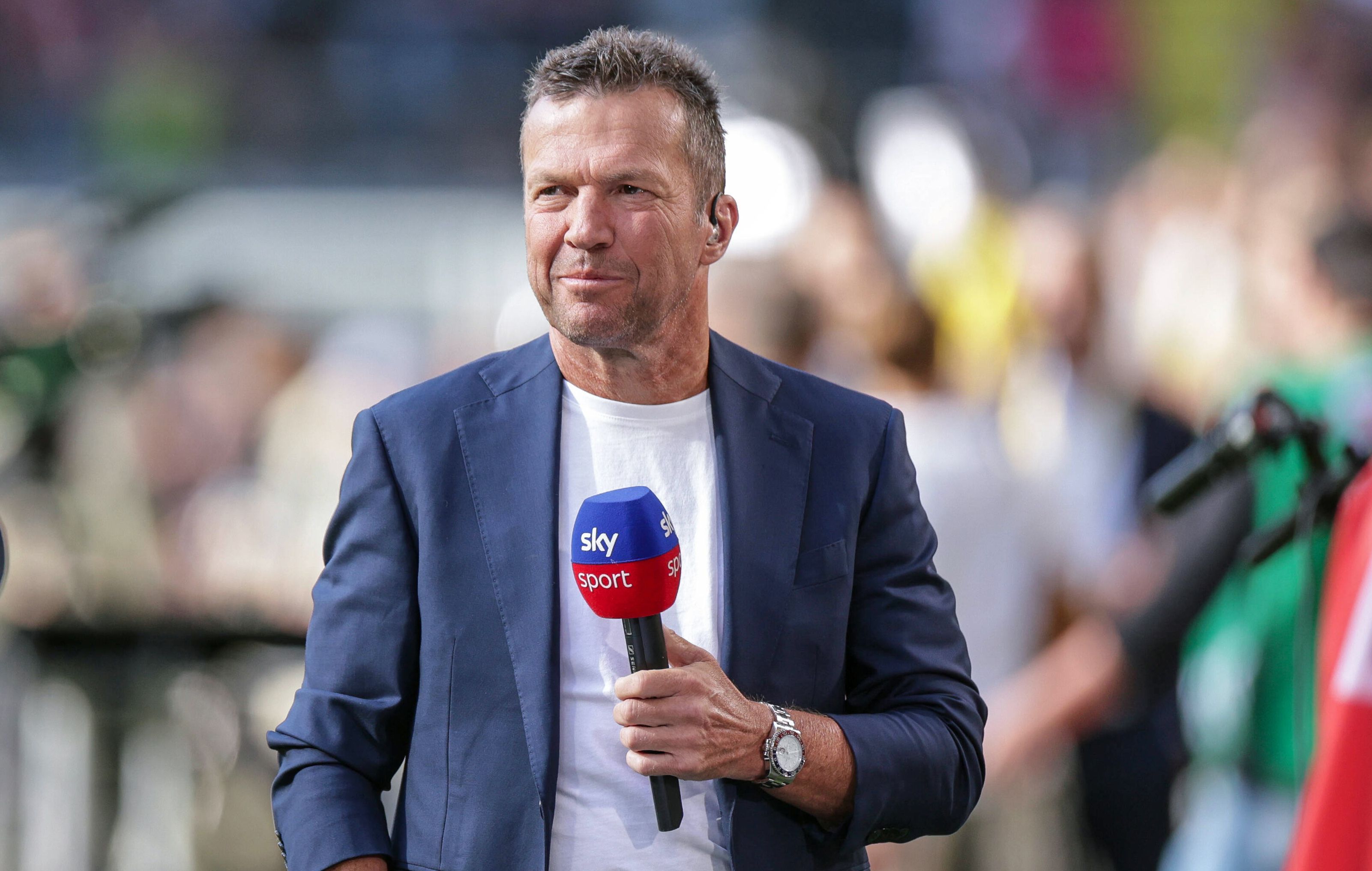 Fußball-Weltmeister Lothar Matthäus, hier zu sehen im Einsatz für den TV-Sender „Sky“ am 6. August 2022 in Dortmund, hat sich zur aktuellen Situation bei seinem Ex-Klub Borussia Mönchengladbach geäußert. Matthäus hält ein Mikrofon in seiner linken und Hand und lächelt in die Kamera.