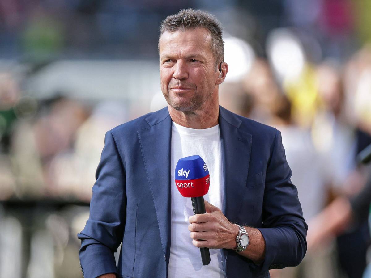 Fußball-Weltmeister Lothar Matthäus, hier zu sehen im Einsatz für den TV-Sender „Sky“ am 6. August 2022 in Dortmund, hat sich zur aktuellen Situation bei seinem Ex-Klub Borussia Mönchengladbach geäußert. Matthäus hält ein Mikrofon in seiner linken und Hand und lächelt in die Kamera.
