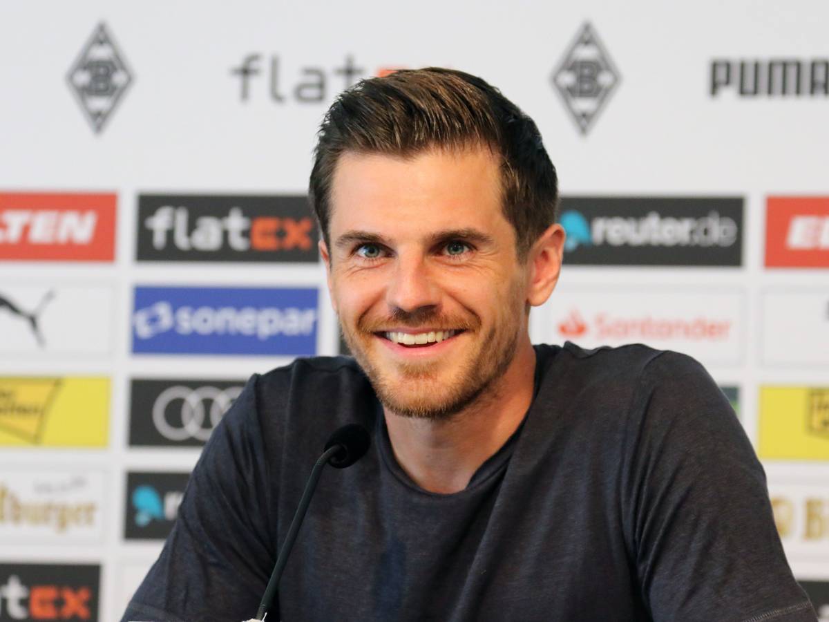 DFB-Nationalspieler und Gladbach-Star Jonas bei einer Pressekonferenz im Borussia-Park am 9. August 2022. Hofmann lächelt, als er über seine Vertragsverlängerung spricht.