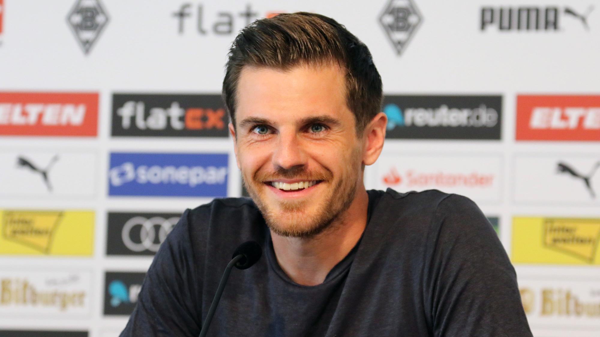 DFB-Nationalspieler und Gladbach-Star Jonas bei einer Pressekonferenz im Borussia-Park am 9. August 2022. Hofmann lächelt, als er über seine Vertragsverlängerung spricht.